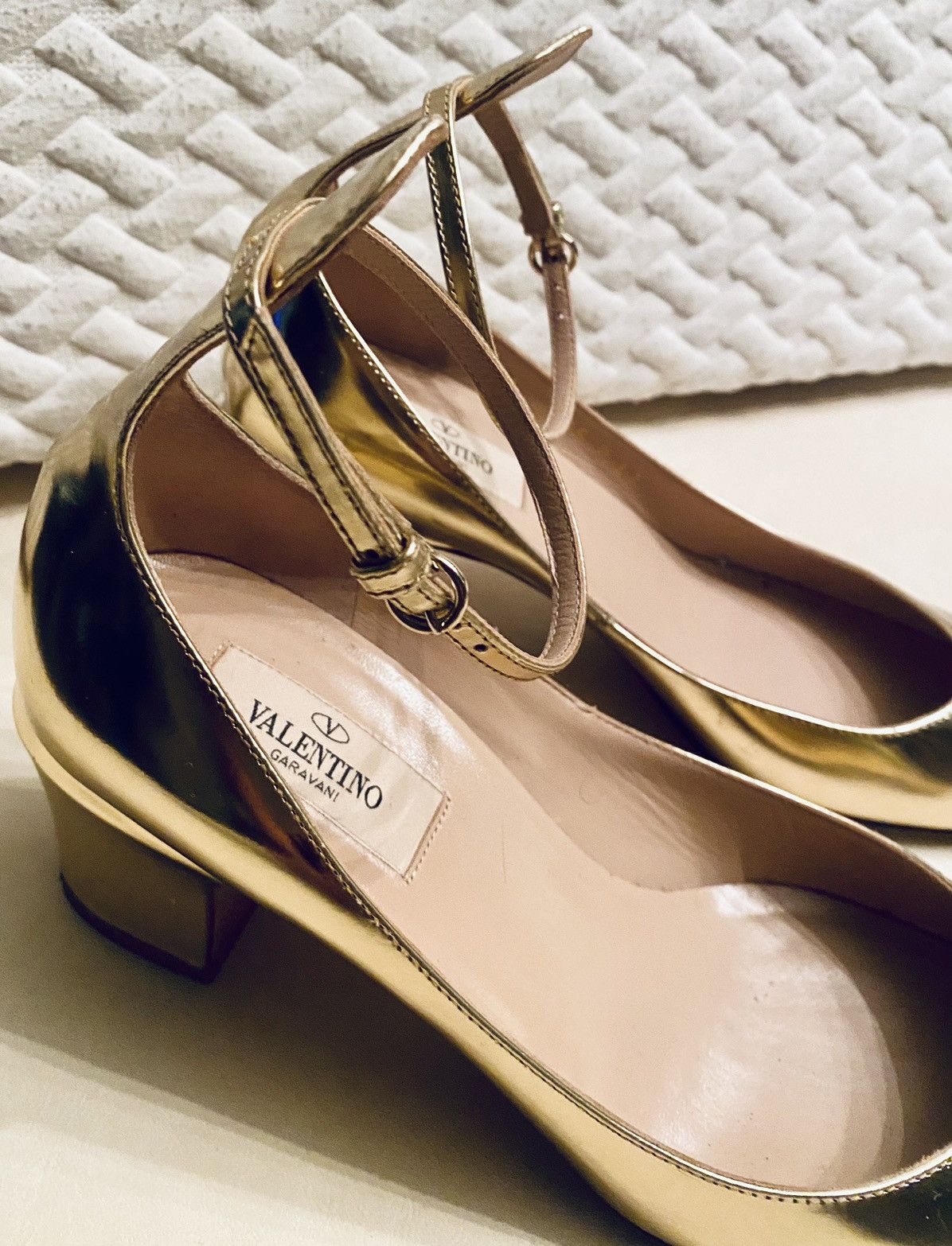 Valentino VALENTINO GARAVANI 🇮🇹 Tan-go Metallic Gold Leather Pumps 37 Size US 7 / IT 37 - 14 Thumbnail