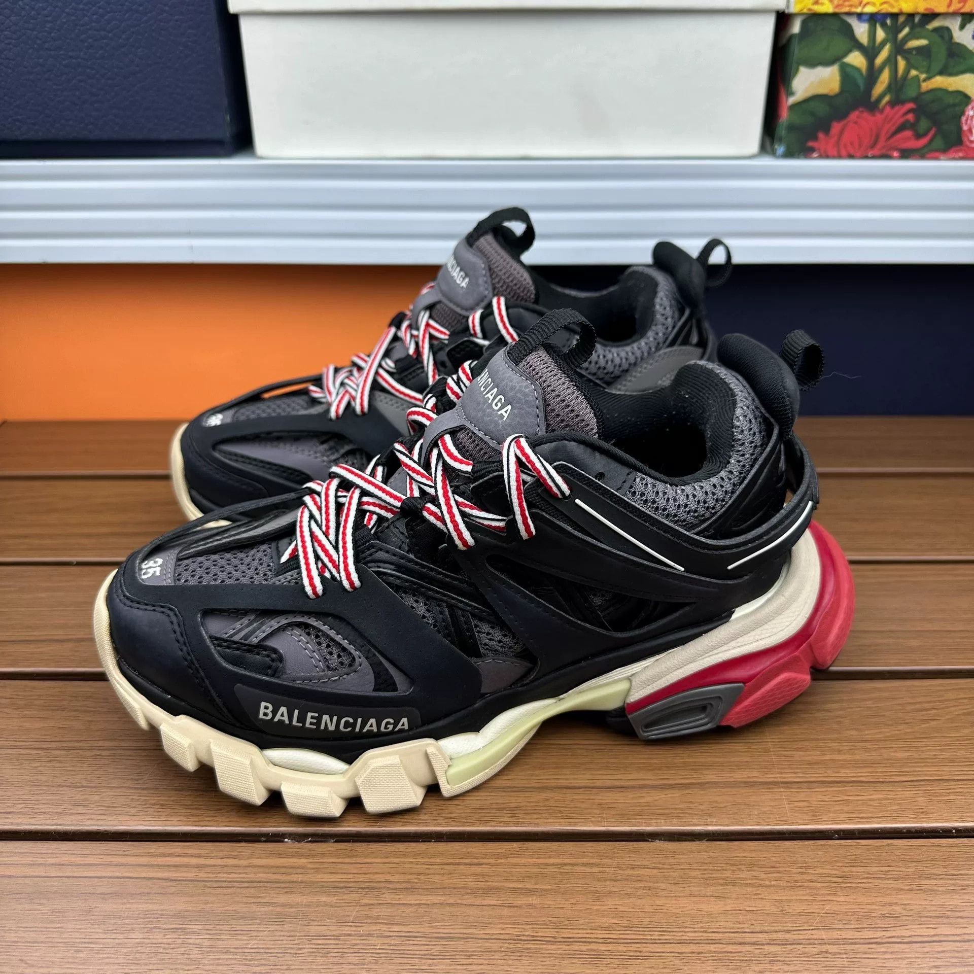 Balenciaga Balenciaga Black Lowtop Sneakers it_35 Women Size US 5 / IT 35 - 1 Thumbnail