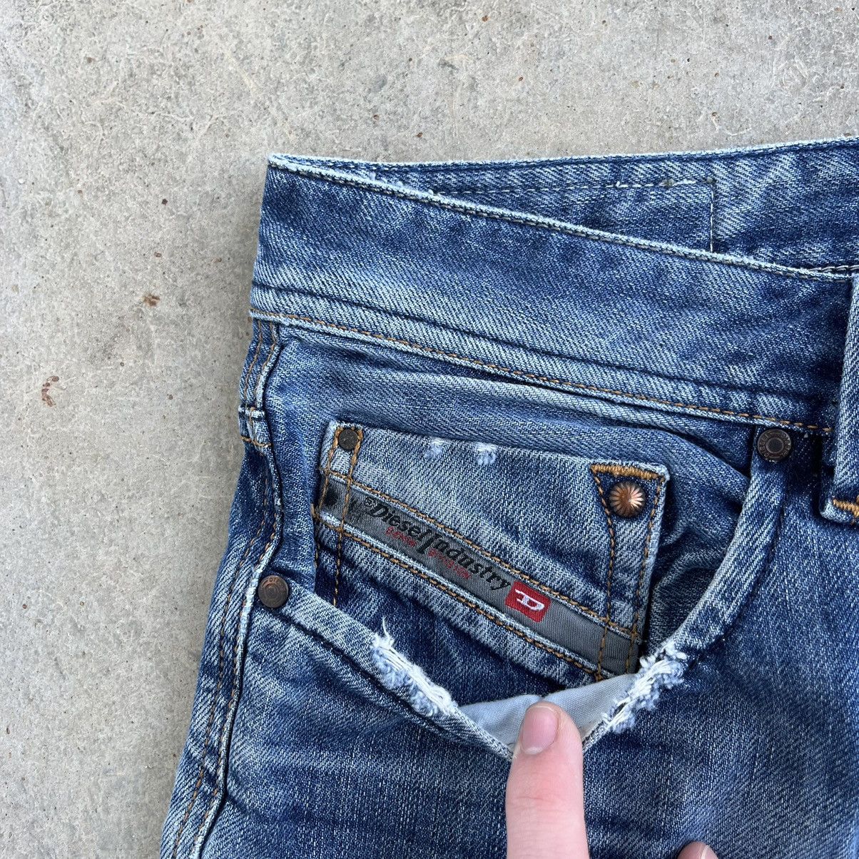 Diesel × Japanese Brand × Vintage Y2K Diesel jeans larkee straight leg denim Italy 33x30 Size US 33 - 7 Thumbnail