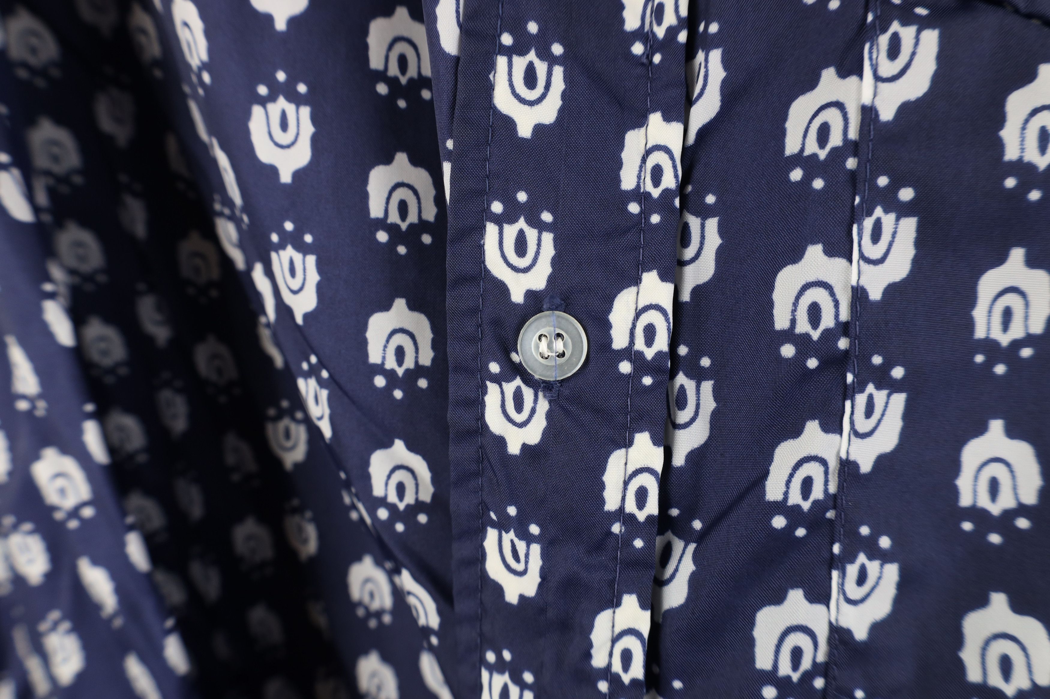 Vintage Vintage 70s Streetwear Geometric Windbreaker Button Shirt Size US S / EU 44-46 / 1 - 5 Thumbnail