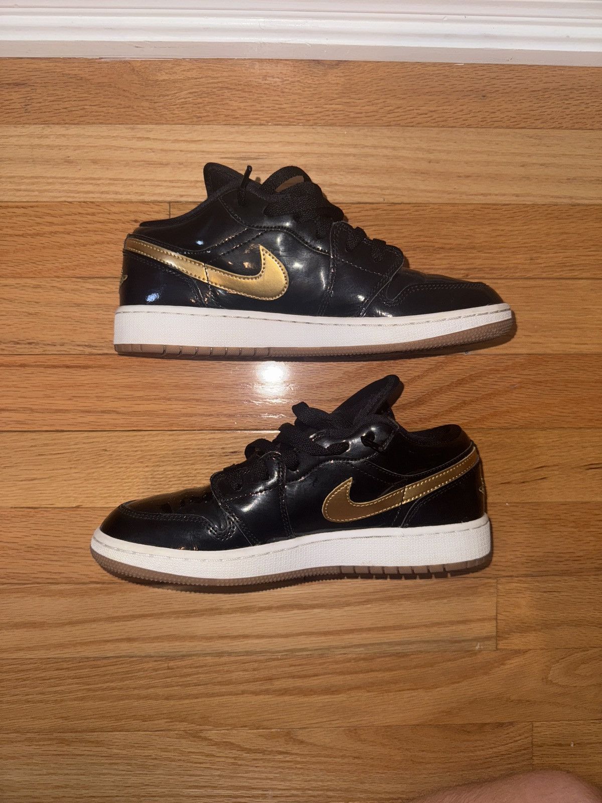Jordan Brand Jordan 1 Low GS (Metallic Gold) Size US 6 / EU 39 - 5 Thumbnail