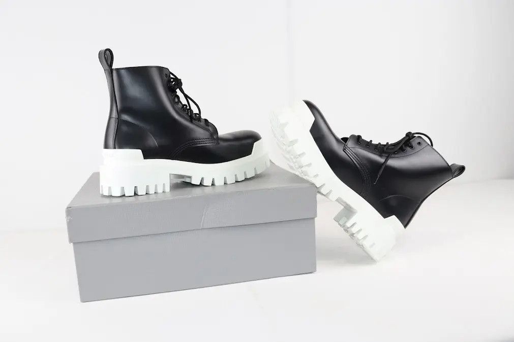Balenciaga o1rshd1 Worn-Out Effect Leather Strike Bootie L20 in Khaki Size US 8 / EU 41 - 14 Thumbnail