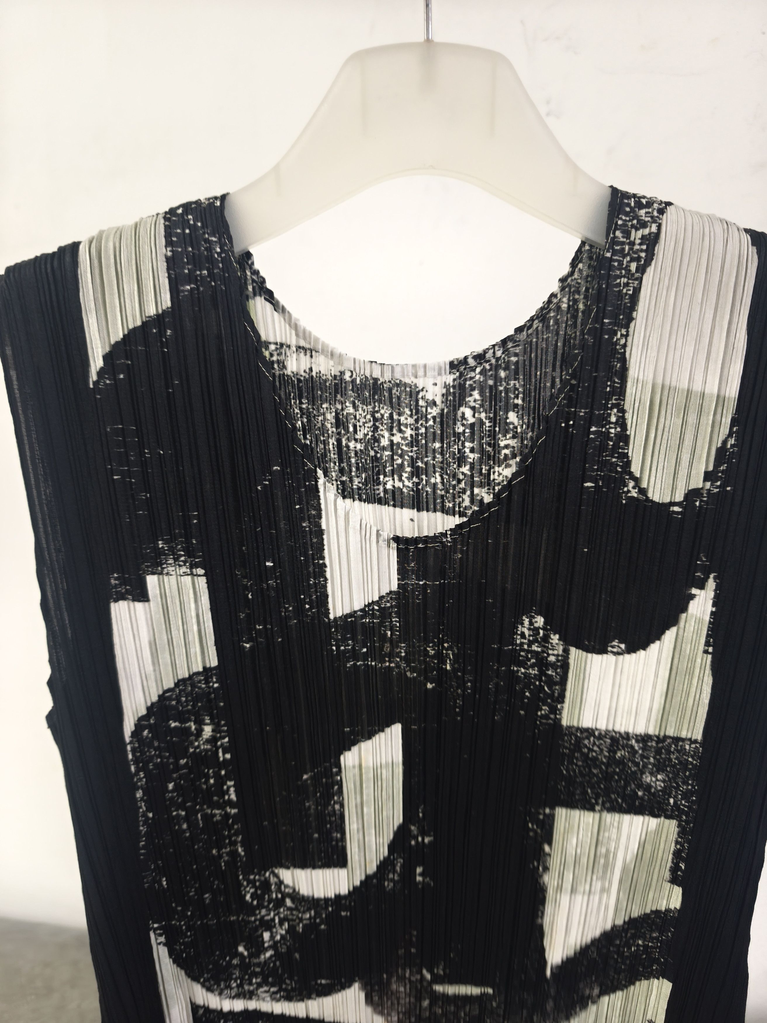 Pleats Please Issey Miyake "RARE" Pleats Please Issey Miyake Graphic Art-Print Dress Size M / US 6-8 / IT 42-44 - 6 Thumbnail
