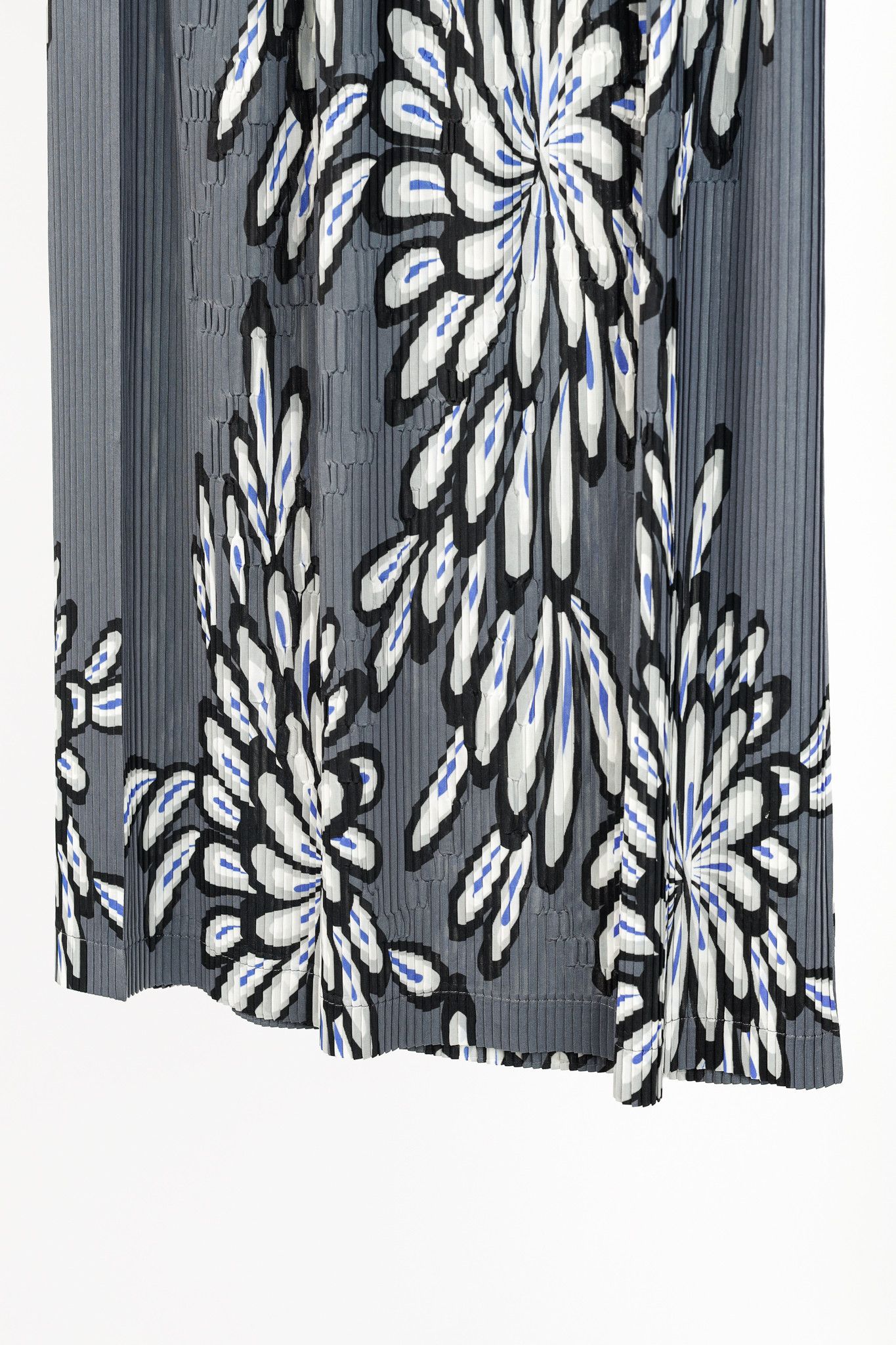 Pleats Please Issey Miyake Issey Miyake Grey Pleated Floral-Print Skirt Size 24" / US 00 / IT 34 - 5 Thumbnail
