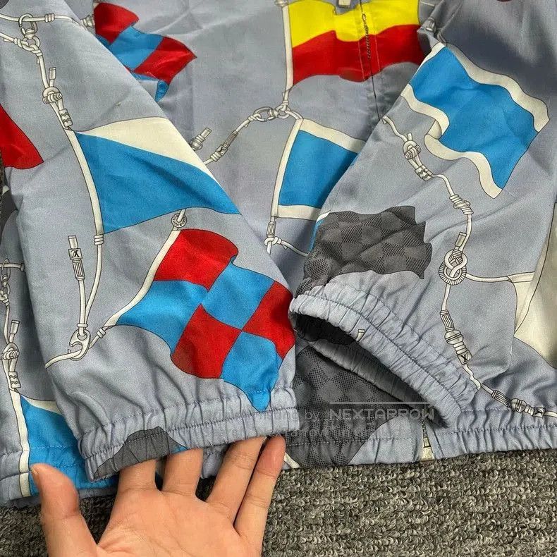 Louis Vuitton Louis Vuitton S Windbreaker Hooded. Size US S / EU 44-46 / 1 - 4 Thumbnail