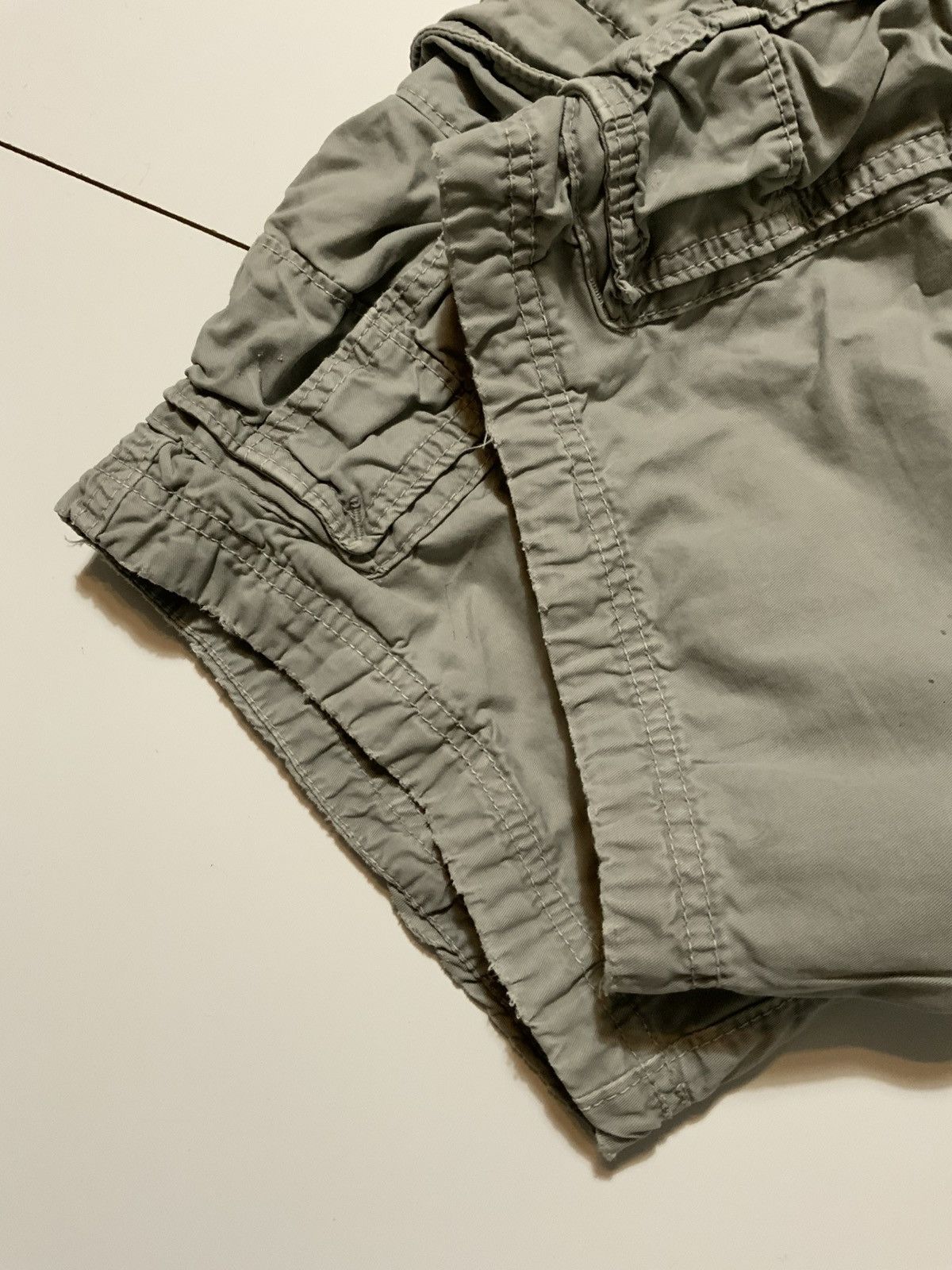 Abercrombie & Fitch Abercrombie & Fitch New York Grey Cargo Cotton Twill Shorts Size US 32 / EU 48 - 6 Thumbnail