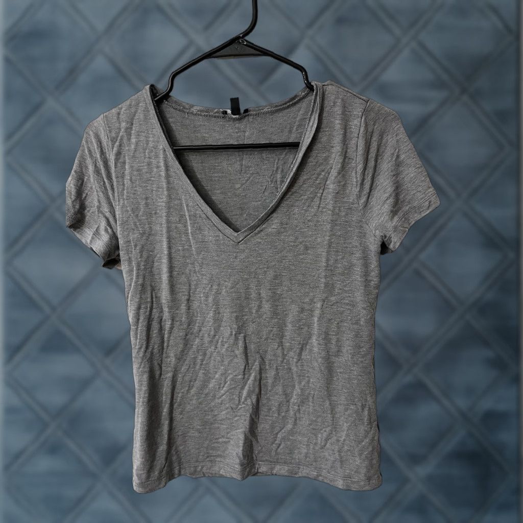 Express EXPRESS Fitted V-Neck T-Shirt Gray Stretch Medium Women Size M / US 6-8 / IT 42-44 - 1 Thumbnail
