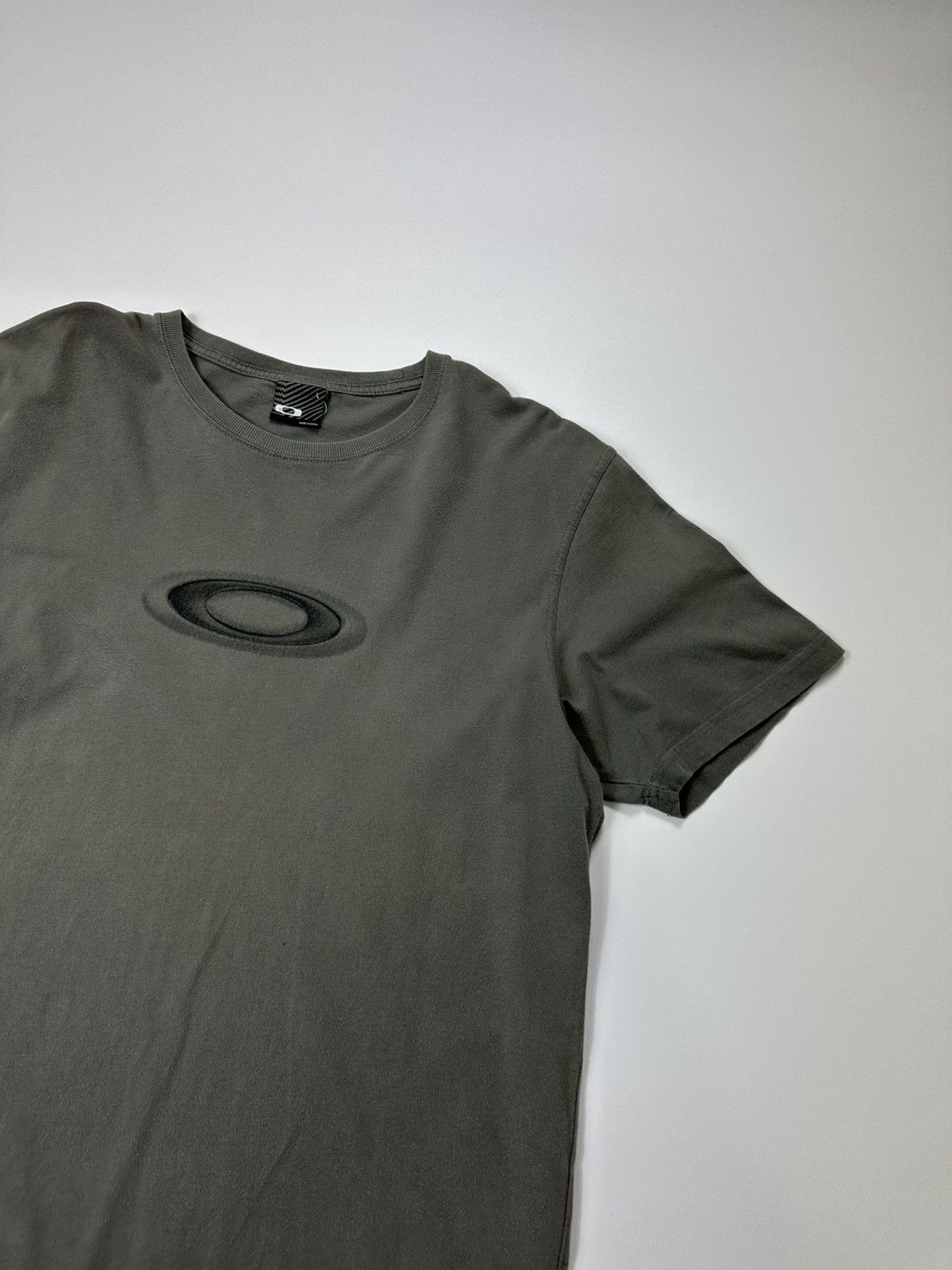 Oakley Vintage Oakley T-shirt Big Centre Logo Gray Size US L / EU 52-54 / 3 - 6 Thumbnail