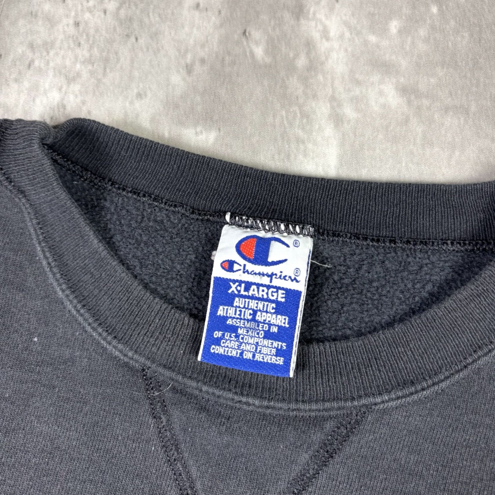 Champion VINTAGE Champion Sweatshirt Black Heavyweight 90s Distressed XL Mens Pullover Cotton Fleece Logo Embroidered USA 80s 90s Size US XL / EU 56 / 4 - 7 Thumbnail
