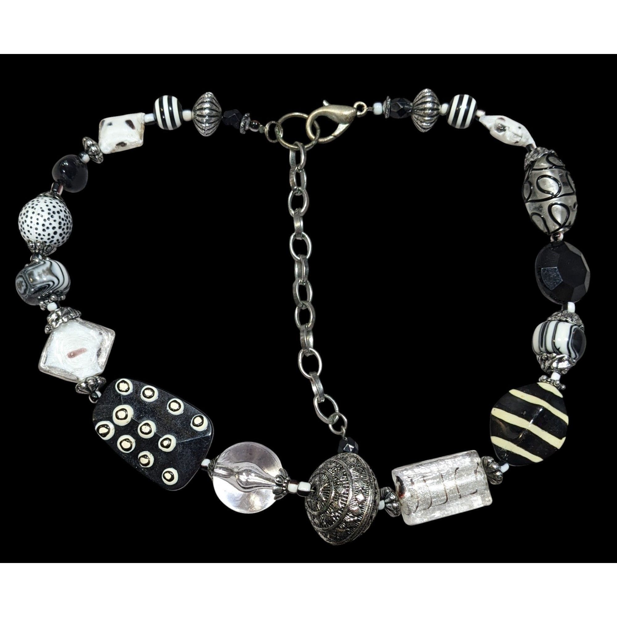 Handmade Handmade Chunky Abstract Black And White Glass Beaded Neckla Size ONE SIZE - 1 Thumbnail