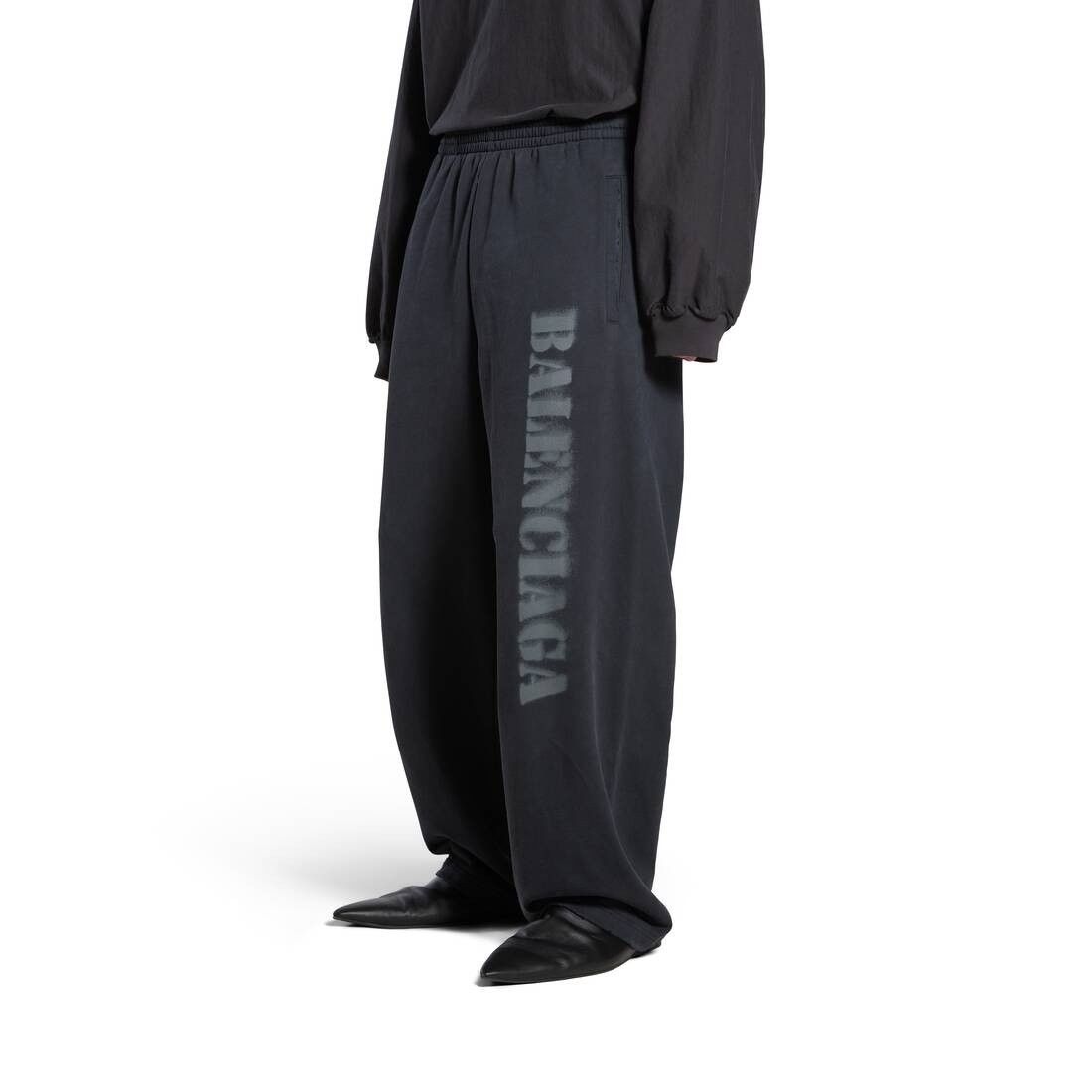 Balenciaga o1w1db10525 Stencil Type Baggy Sweatpants & Joggers Black Size US 30 / EU 46 - 4 Thumbnail