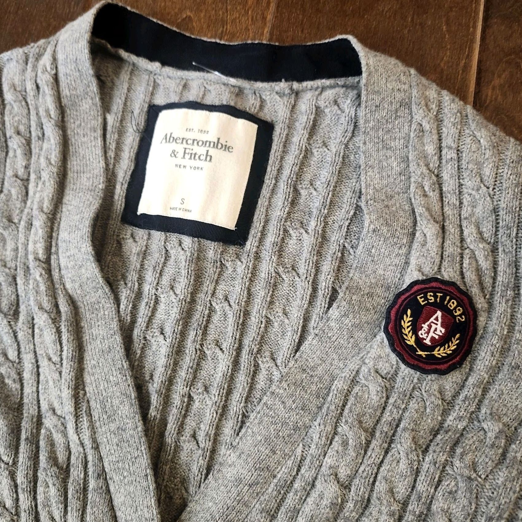 Abercrombie & Fitch Abercrombie & Fitch Womens Small Gray Cable Knit Cardigan Shirt Adult Small Gray Cardigan Size S / US 4 / IT 40 - 6 Thumbnail