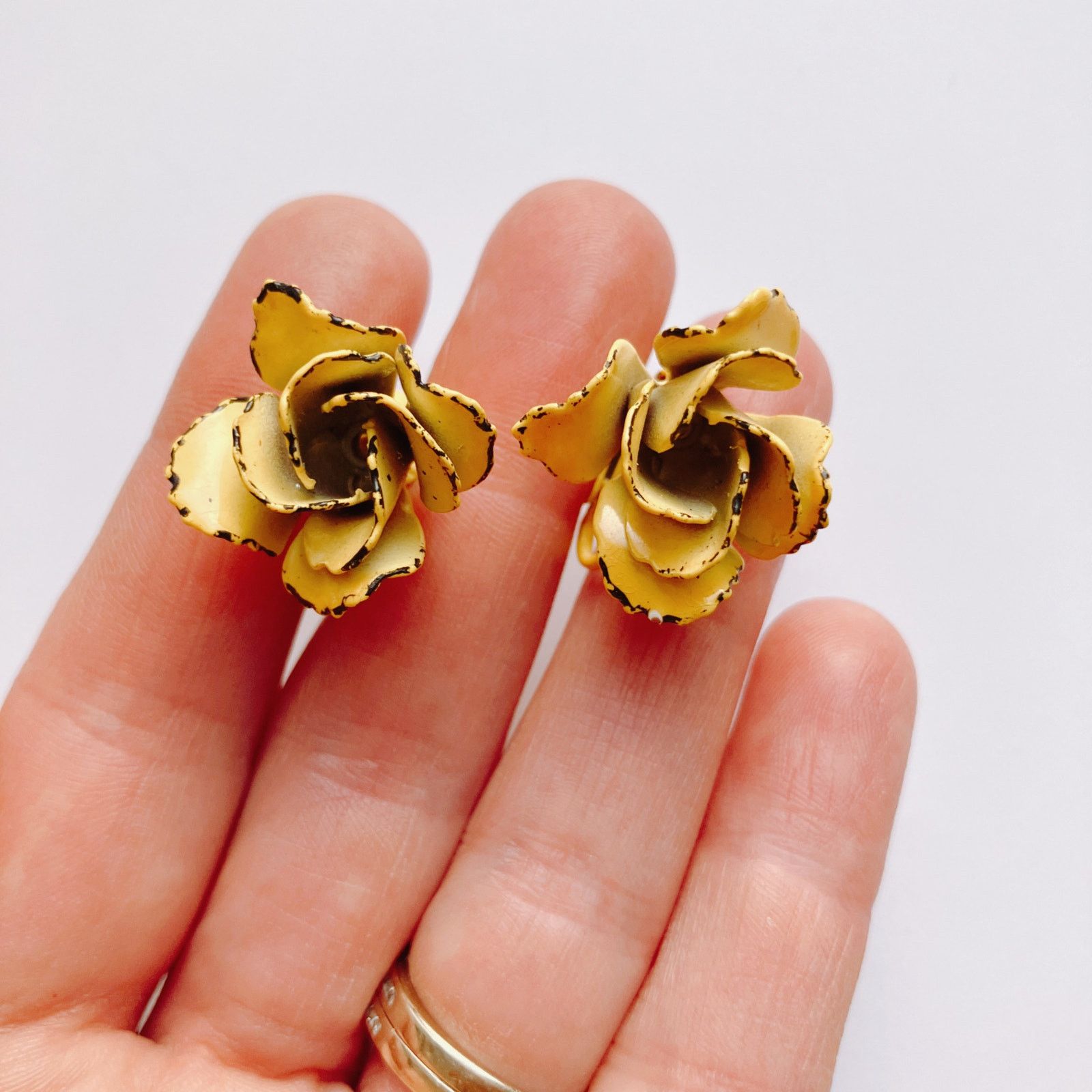 Vintage VTG Mid Century Clip On Earrings Yellow Enamel Flower 1950s Size ONE SIZE - 2 Thumbnail