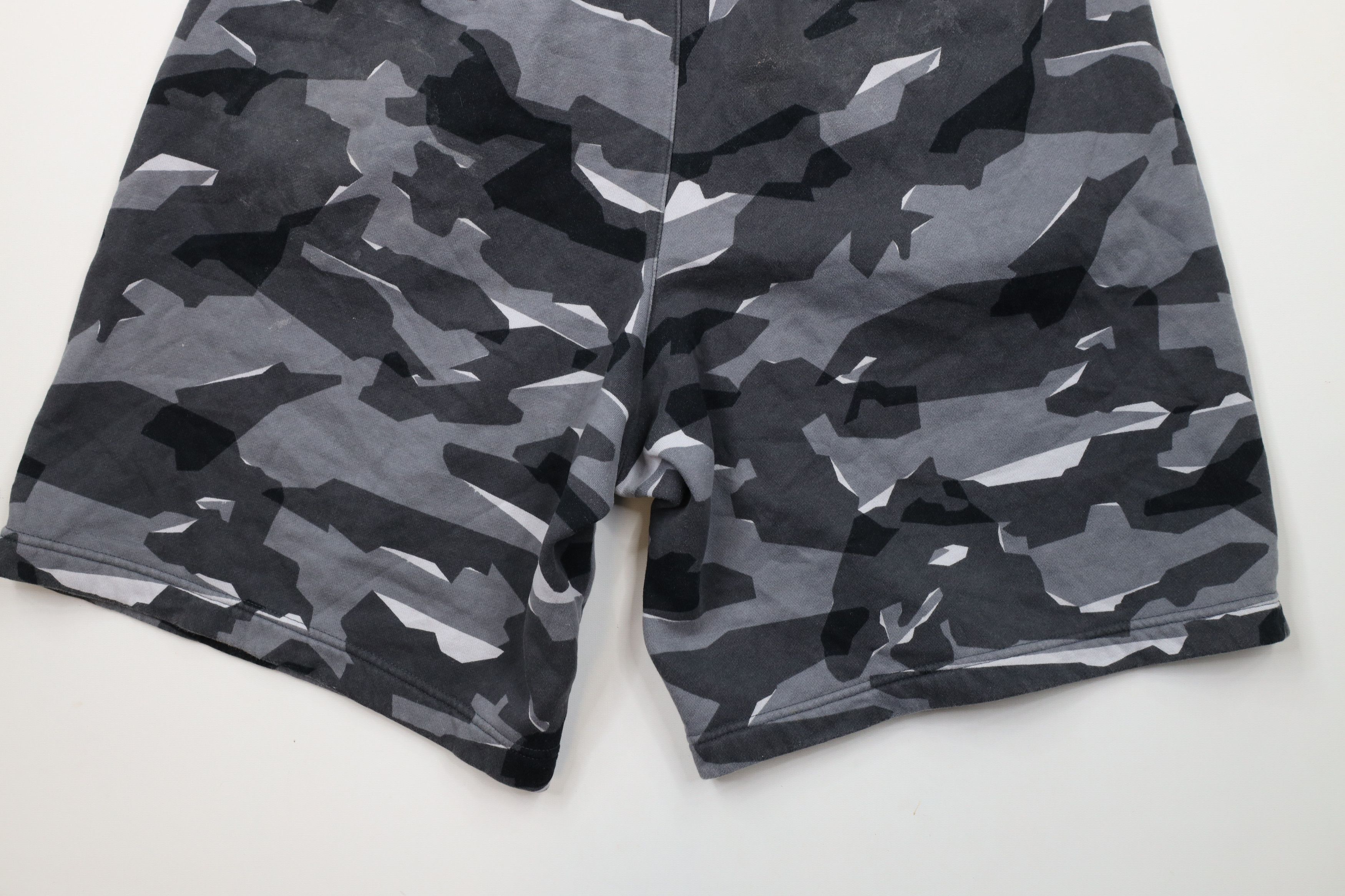 Nike × Vintage Vintage Nike Spell Out Camouflage Sweatpants Shorts Size US 38 / EU 54 - 13 Thumbnail