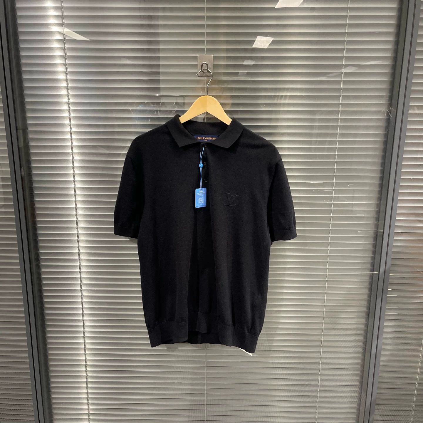 Louis Vuitton LV relief Monogram embroidered cashmere tee L 99 new Size US L / EU 52-54 / 3 - 1 Thumbnail