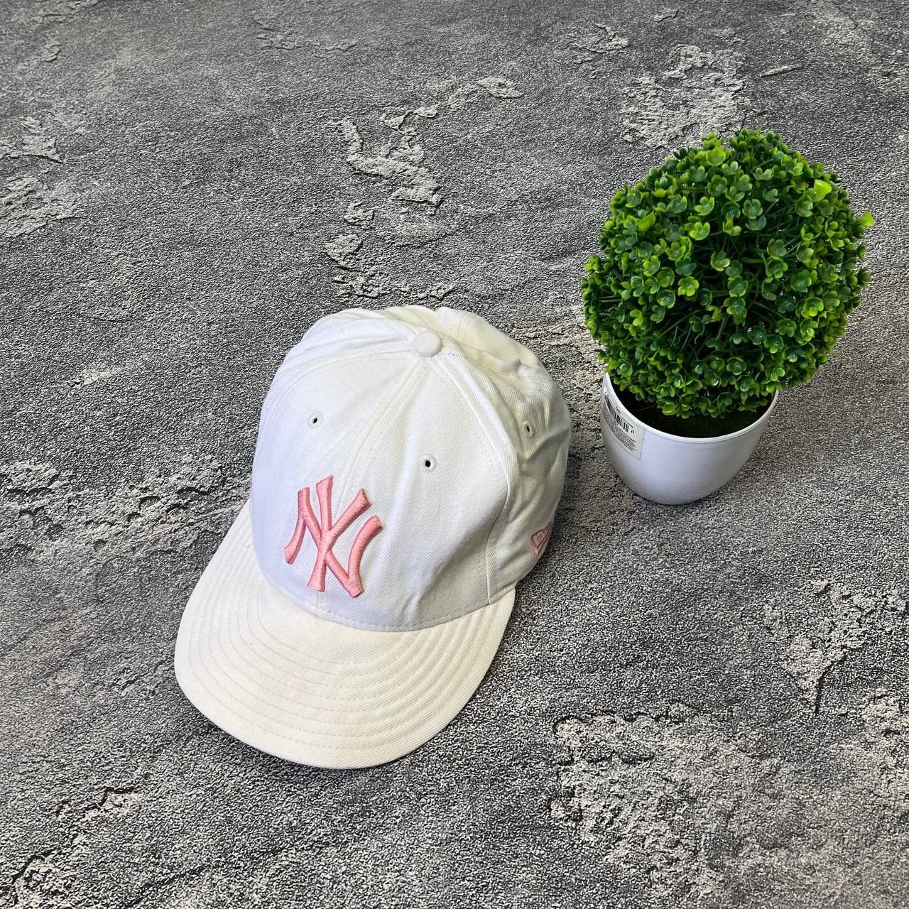 New Era Vintage 90s White New York Yankess New Era 59 Fifty Rare Cap Size ONE SIZE - 1 Thumbnail