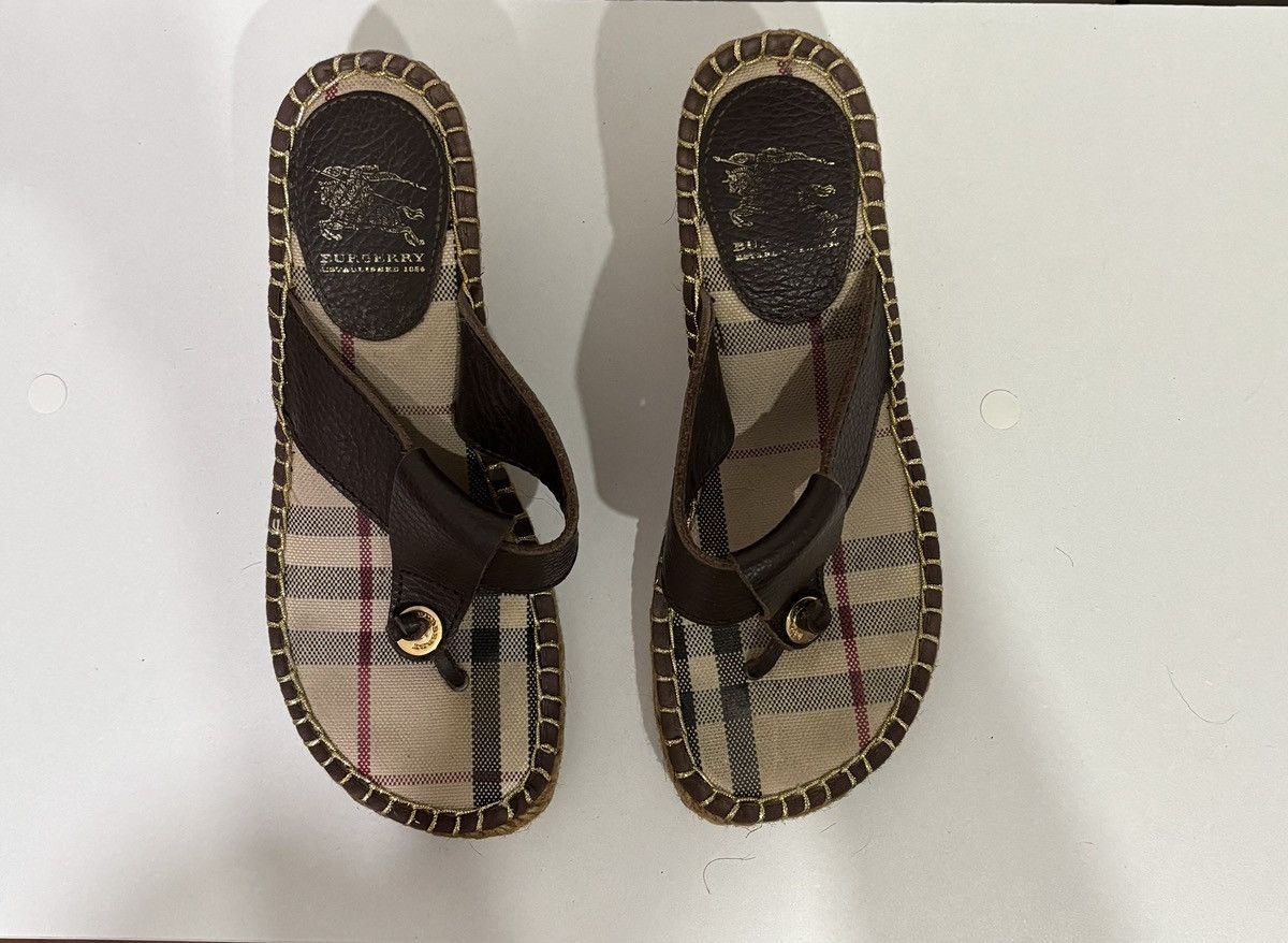 Burberry Authentic Vintage burberry mews Size US 6 / IT 36 - 2 Thumbnail
