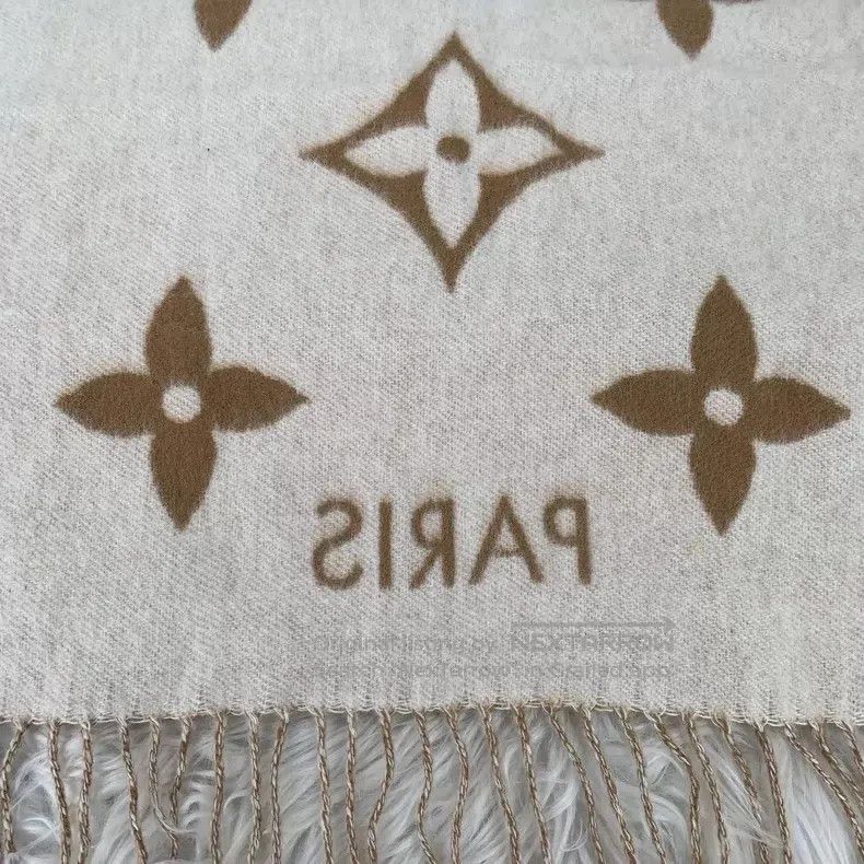 Louis Vuitton Louis Vuitton Cream tuddy reversible 100% cashmere fringe Size ONE SIZE - 3 Thumbnail