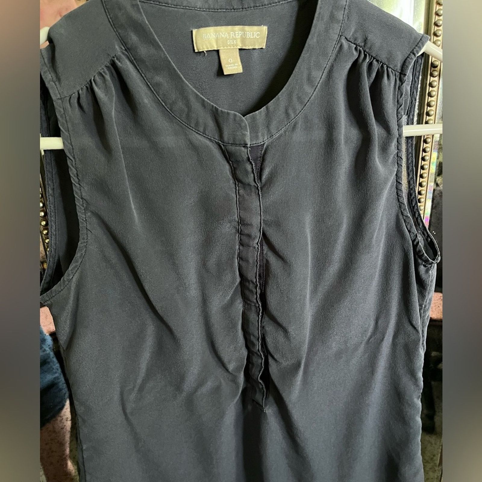 Banana Republic Elegant Banana Republic Navy Sleeveless silk top size 0 Size XS / US 0-2 / IT 36-38 - 2 Thumbnail