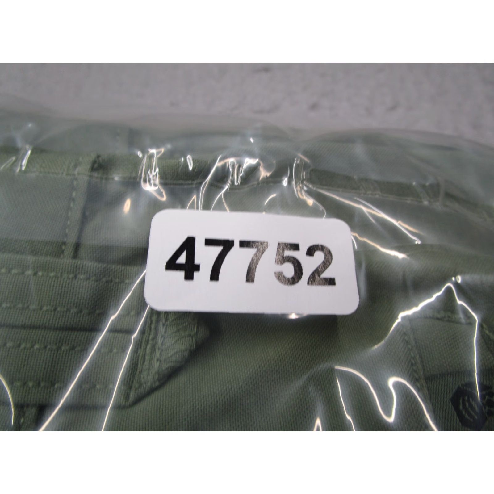 Mountain Hardwear MOUNTAIN HARDWEAR Men's Green Cargo Shorts - Cotton Blend 32, Cargo, 9" Inseam, Regular Fit, Zip, Pockets, Casual Workwear, 90s? (Not Vintage) Mens Size US 32 / EU 48 - 8 Thumbnail