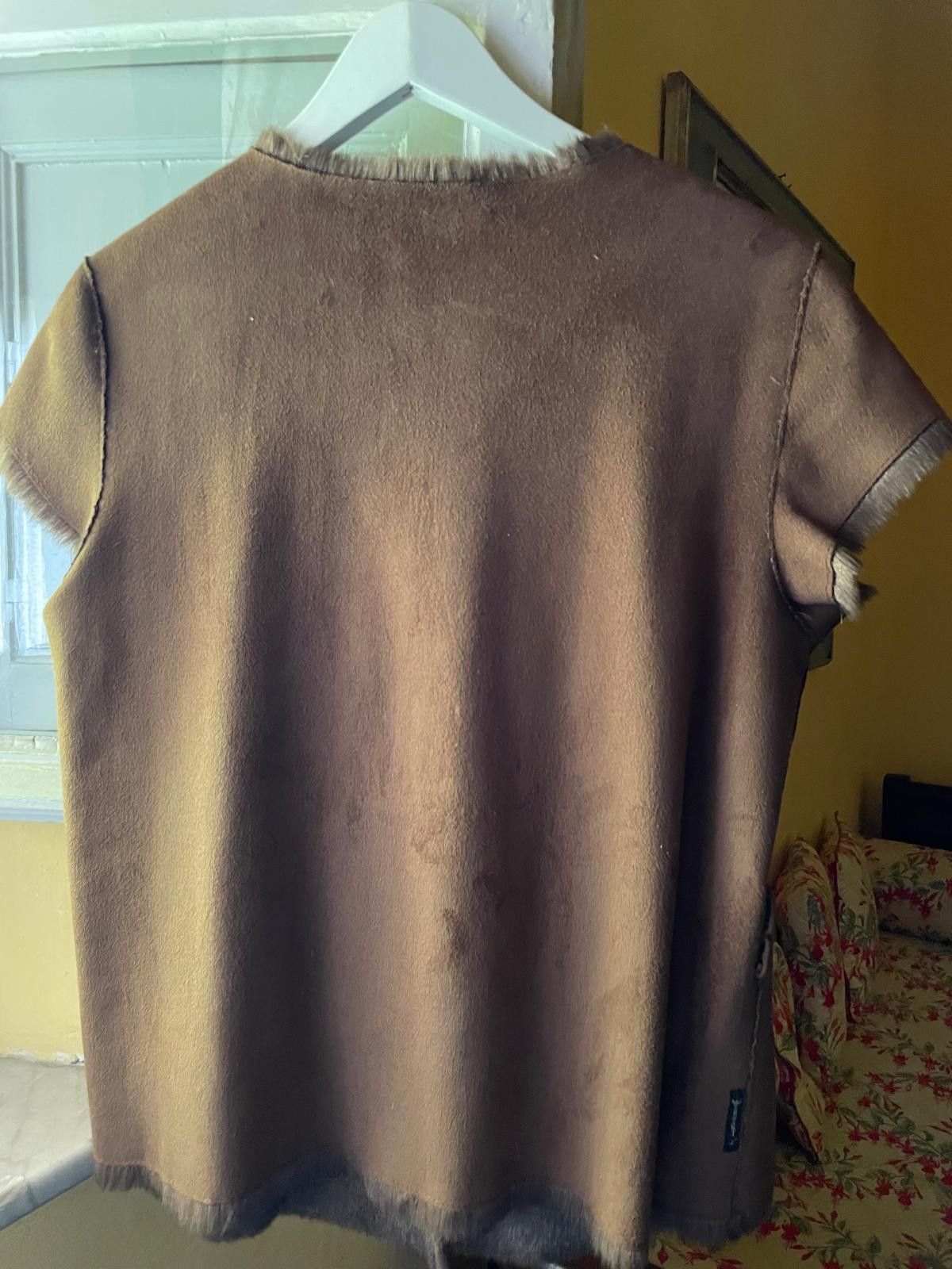 Armani Faux Fur Suede Vest Size M / US 6-8 / IT 42-44 - 2 Thumbnail