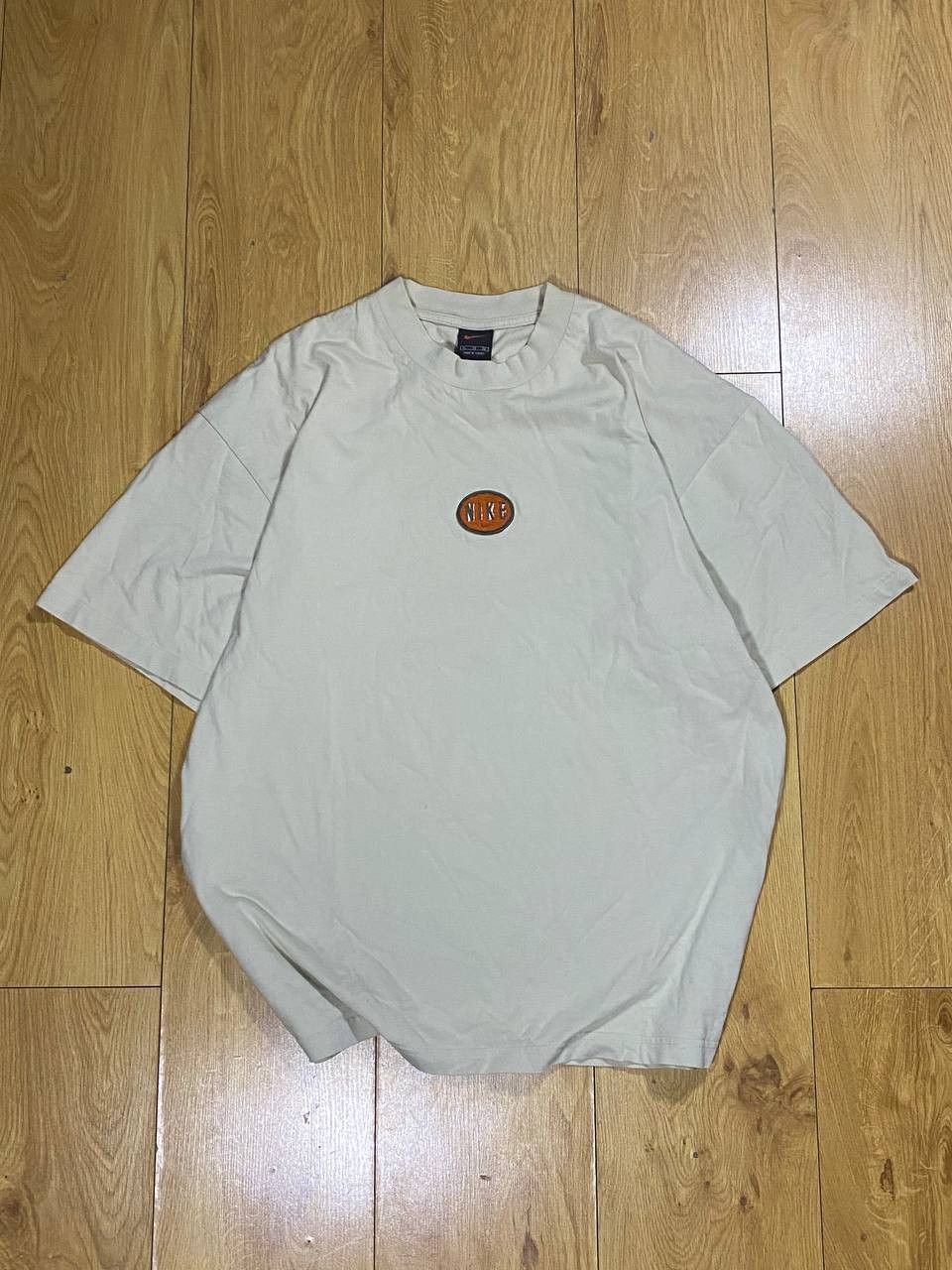 Nike × Vintage 🟤 Nike Vintage T-Shirt Centr Logo – Street Style 🟤 Size US XL / EU 56 / 4 - 1 Thumbnail