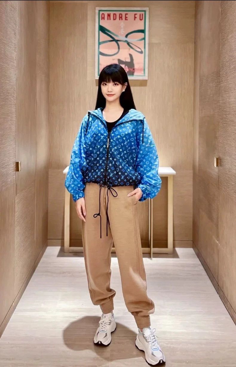 Louis Vuitton Louis Vuitton 23 pre-fall blue gradient logo hooded trench Size US XXS / EU 40 - 9 Thumbnail