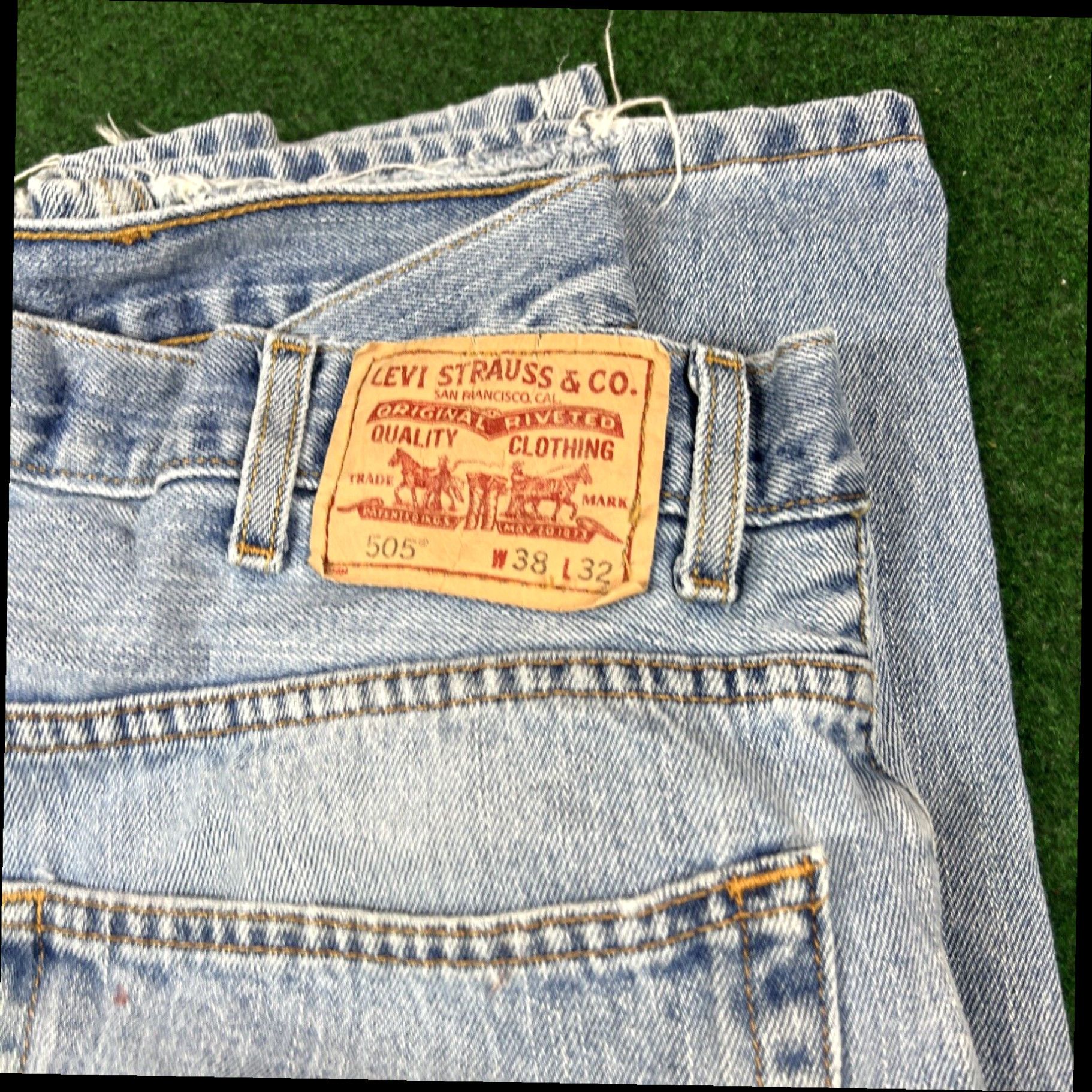Levi's LEVI'S 505 Jeans Mens 38x32 Blue Creased Whiskered Hiking Camping Farm Work Size US 38 / EU 54 - 3 Thumbnail
