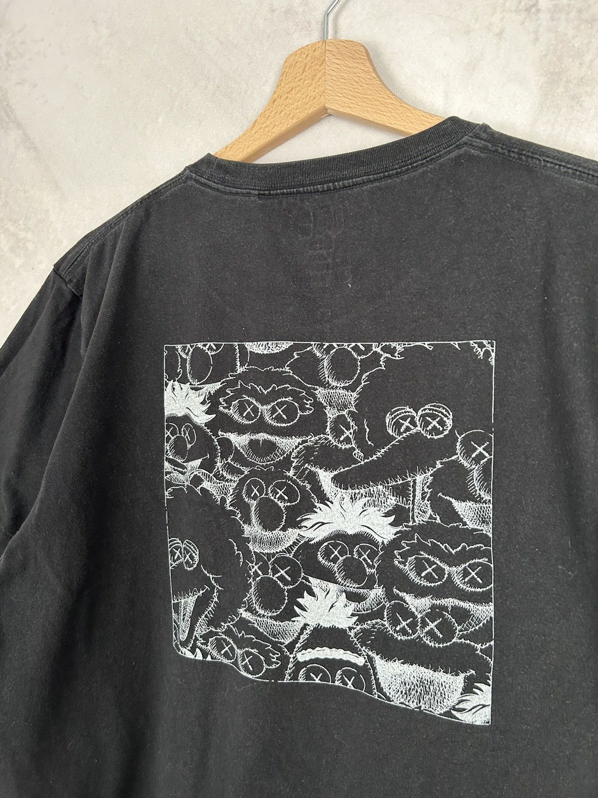 Kaws × Uniqlo Uniqlo x Kaws Graphic Tee Sesame Street Pocket Streetwear Size US M / EU 48-50 / 2 - 2 Thumbnail