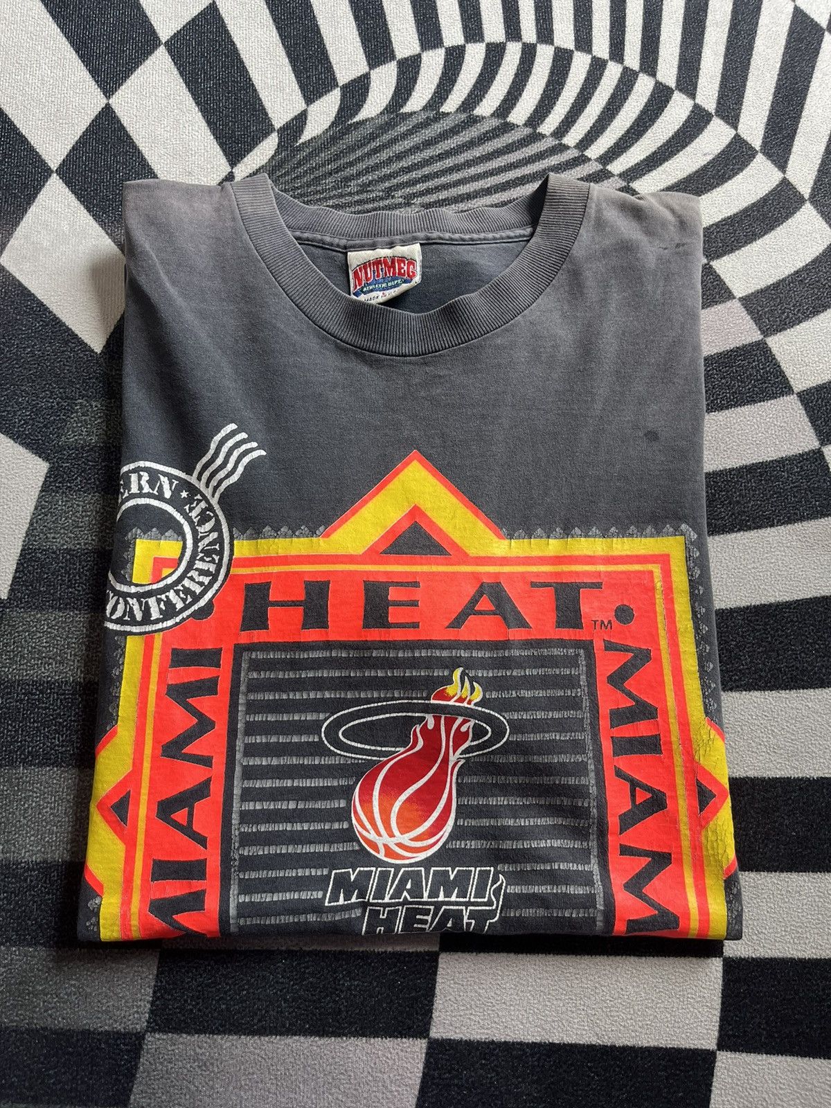 NBA Vibtage MIAMI HEAT 1989 Nutmeg Mille NBA Team Logo Tshirt Size US L / EU 52-54 / 3 - 1 Thumbnail