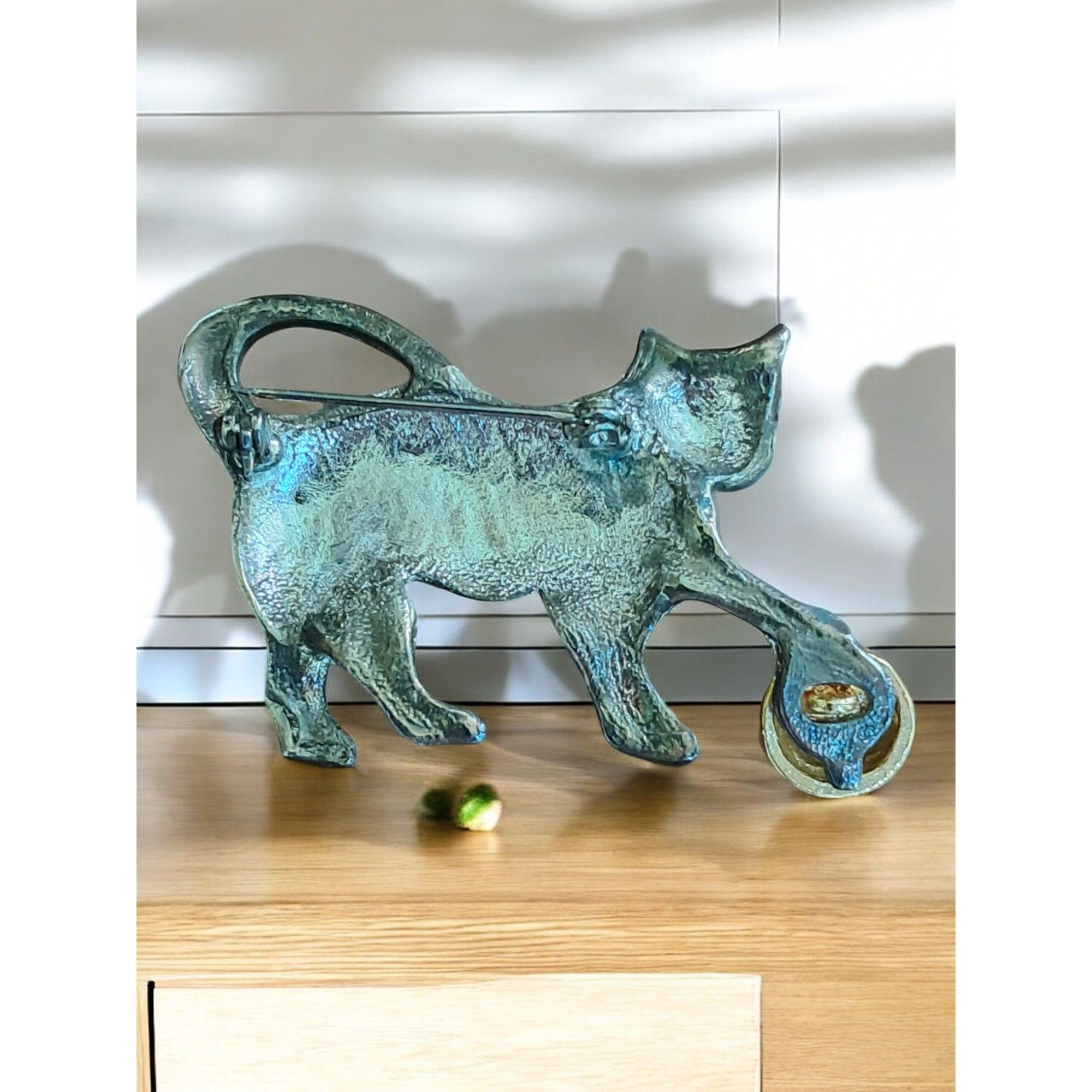 Other Vintage 1980's Tibetan Silver Gold Toned Cat Playing With A Size ONE SIZE - 2 Thumbnail