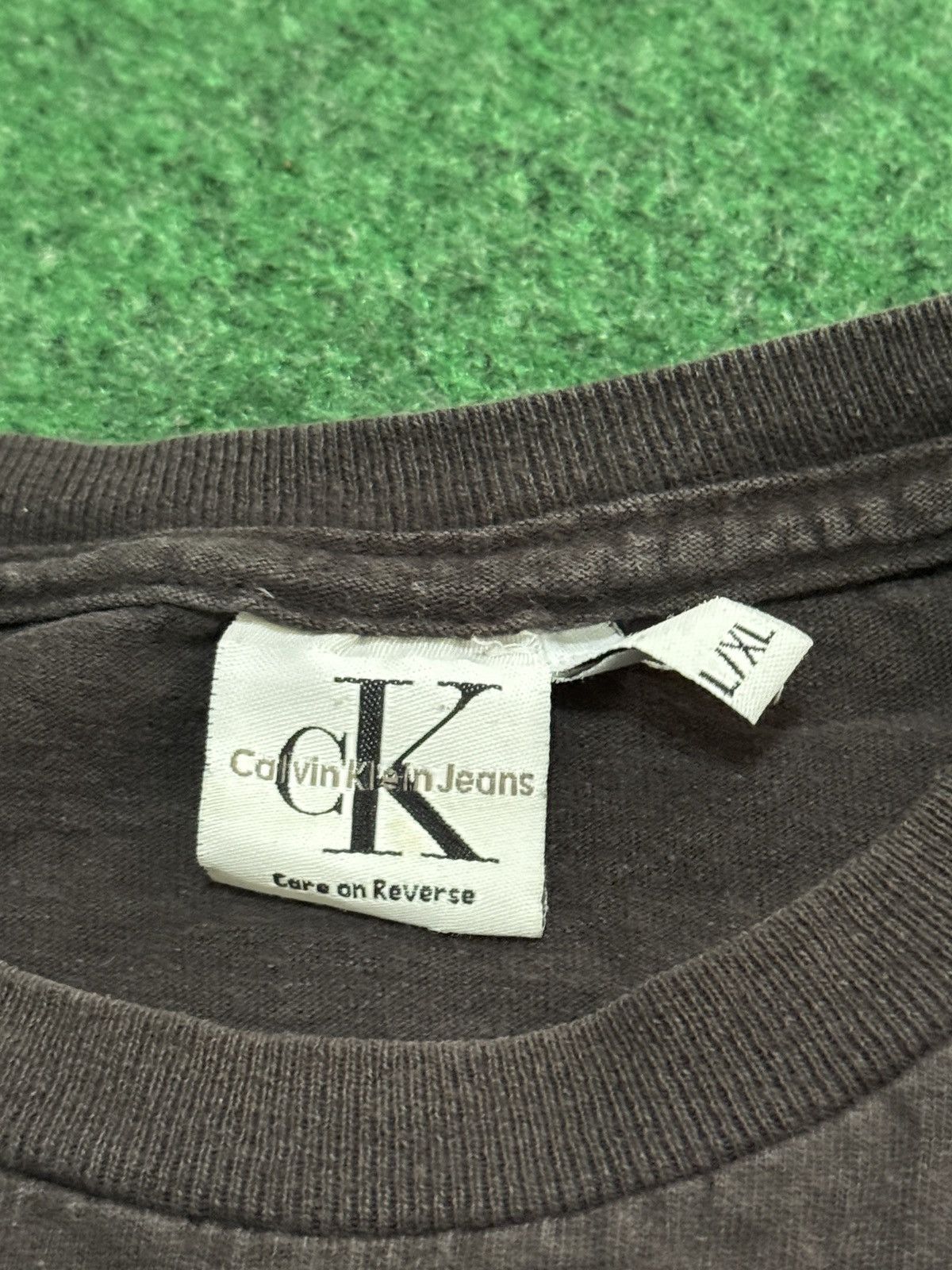 Calvin Klein Calvin Klein Vintage Designer 90s Faded 22x27 L T Shirt Size US L / EU 52-54 / 3 - 3 Thumbnail