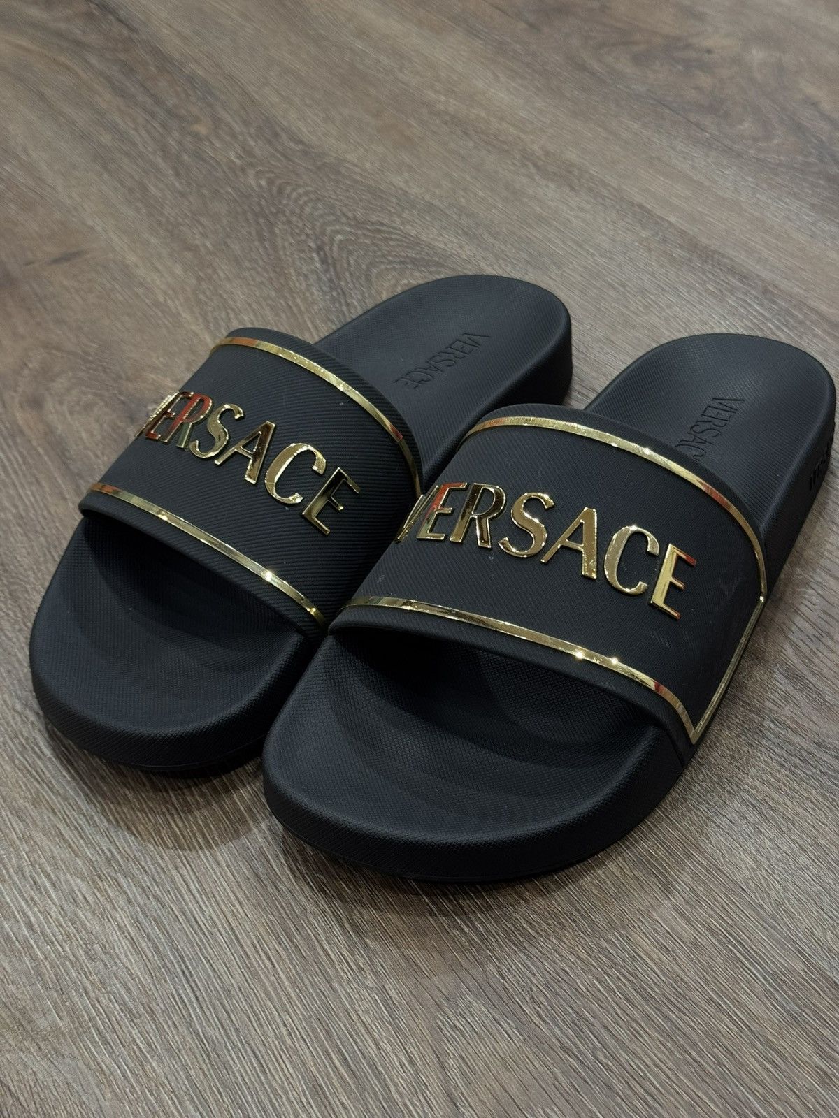 Versace VERSACE logo-embossed slides Size US 10 / EU 43 - 2 Thumbnail