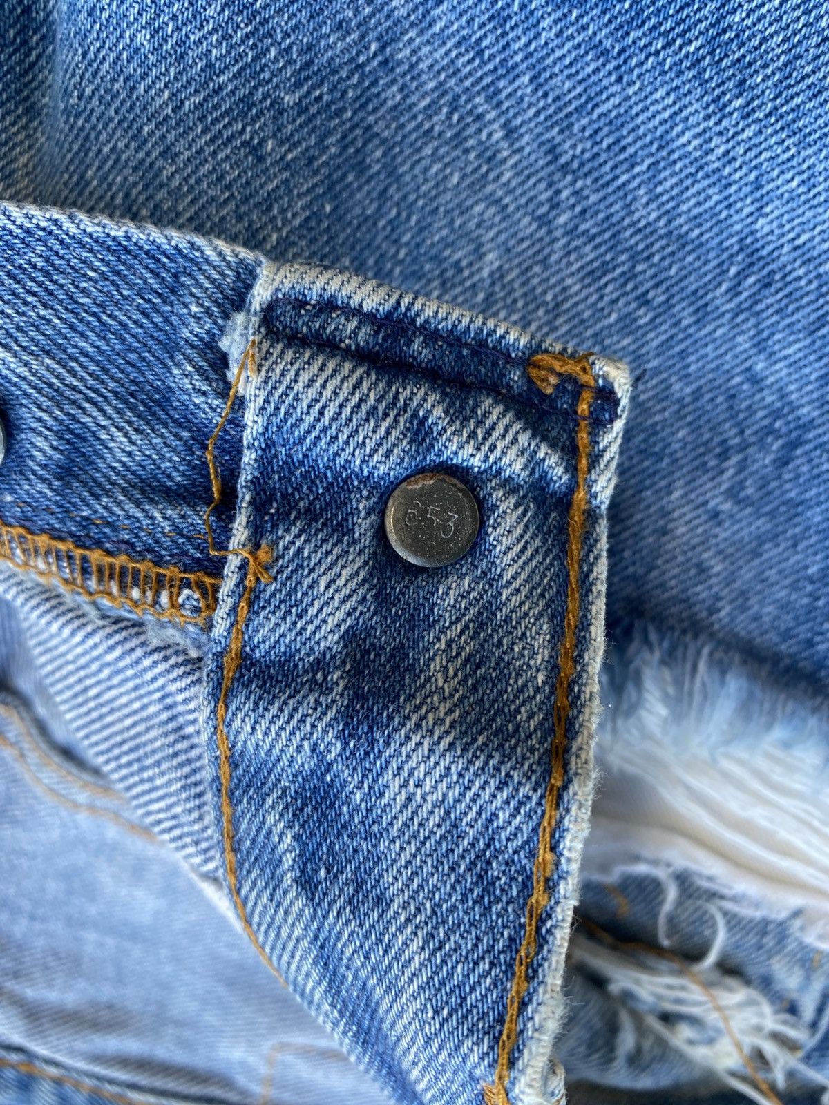 Levi's Vintage Clothing VINTAGE LEVI’S 501 DISTRESSED Size US 31 - 8 Thumbnail