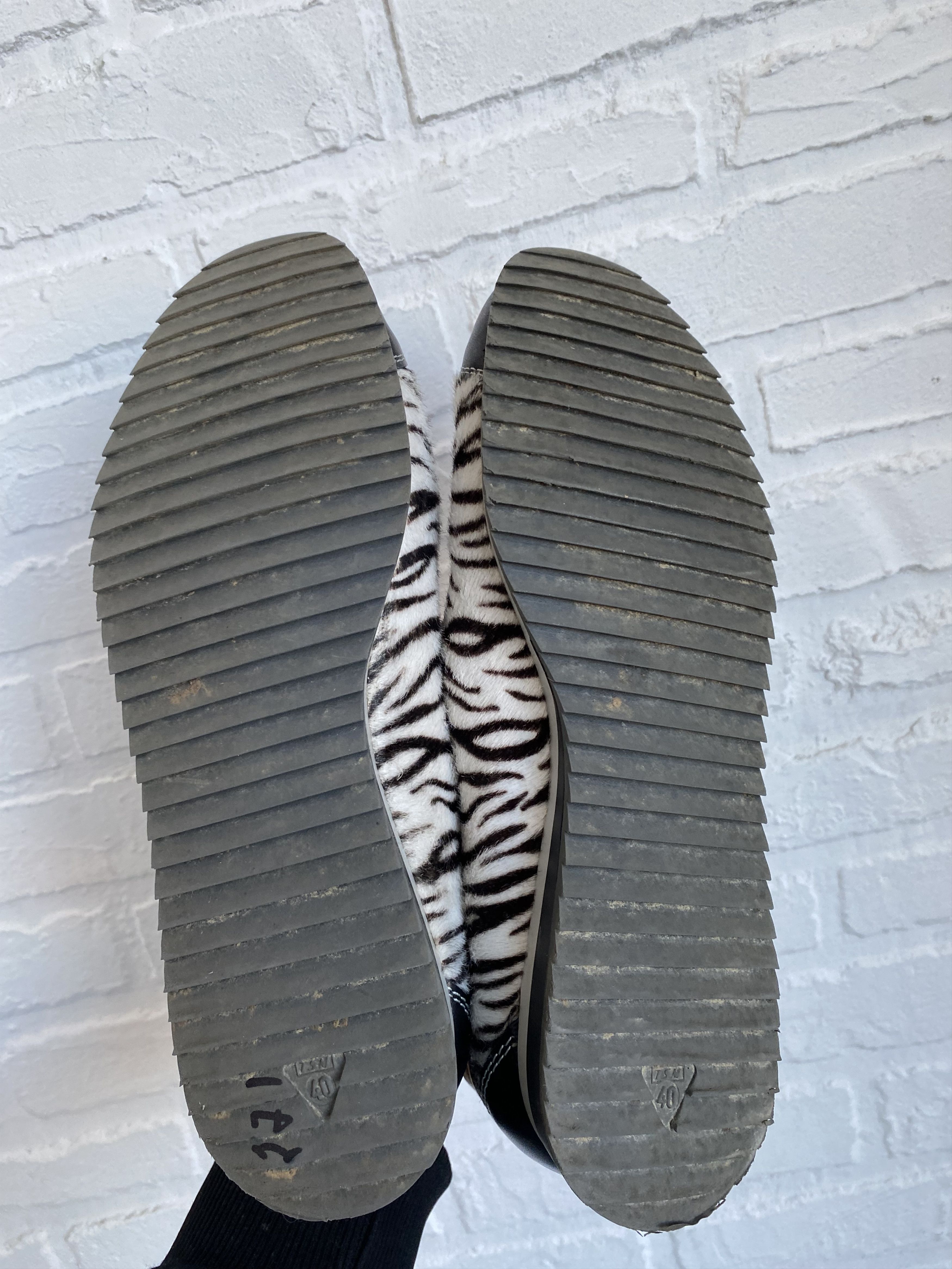Dolce & Gabbana × Vintage Vintage y2k Dolce & Gabbana D&G junior zebra sneakers Size US 7 / EU 40 - 12 Thumbnail