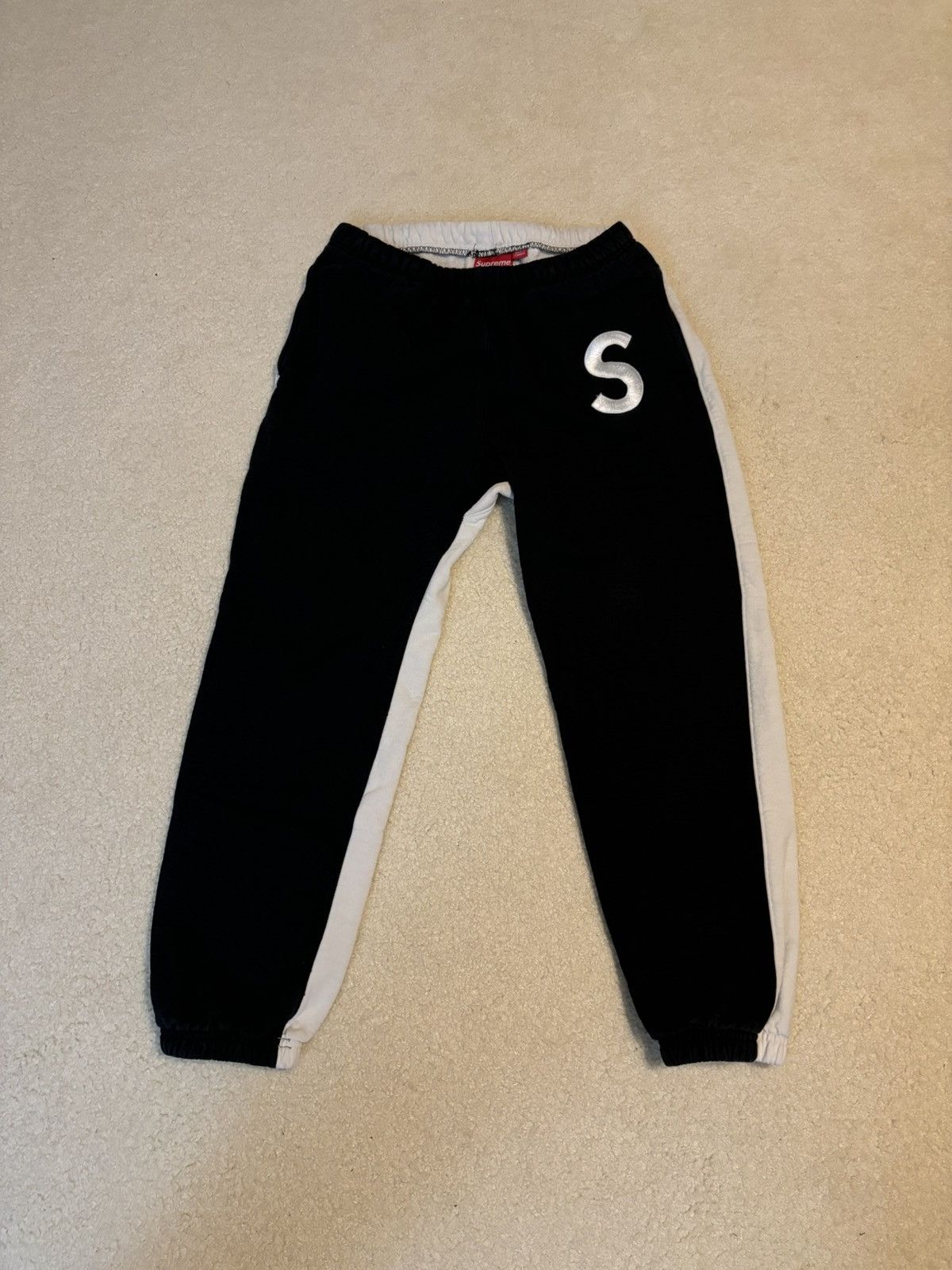 Supreme Supreme S Logo Split Color Fleece Sweatpants Black White Size US 30 / EU 46 - 1 Thumbnail