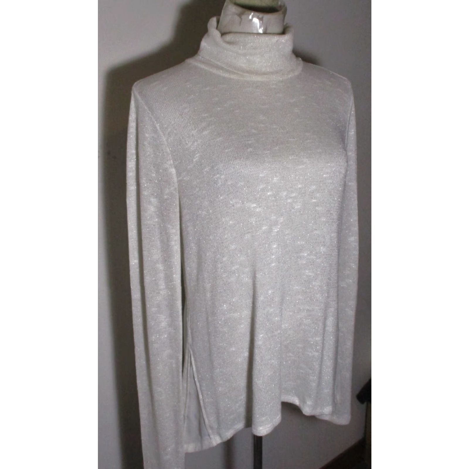 White House Black Market WHITE House BLACK Market Beige Long Sleeve Turtleneck Top Women's Size M Size M / US 6-8 / IT 42-44 - 4 Thumbnail