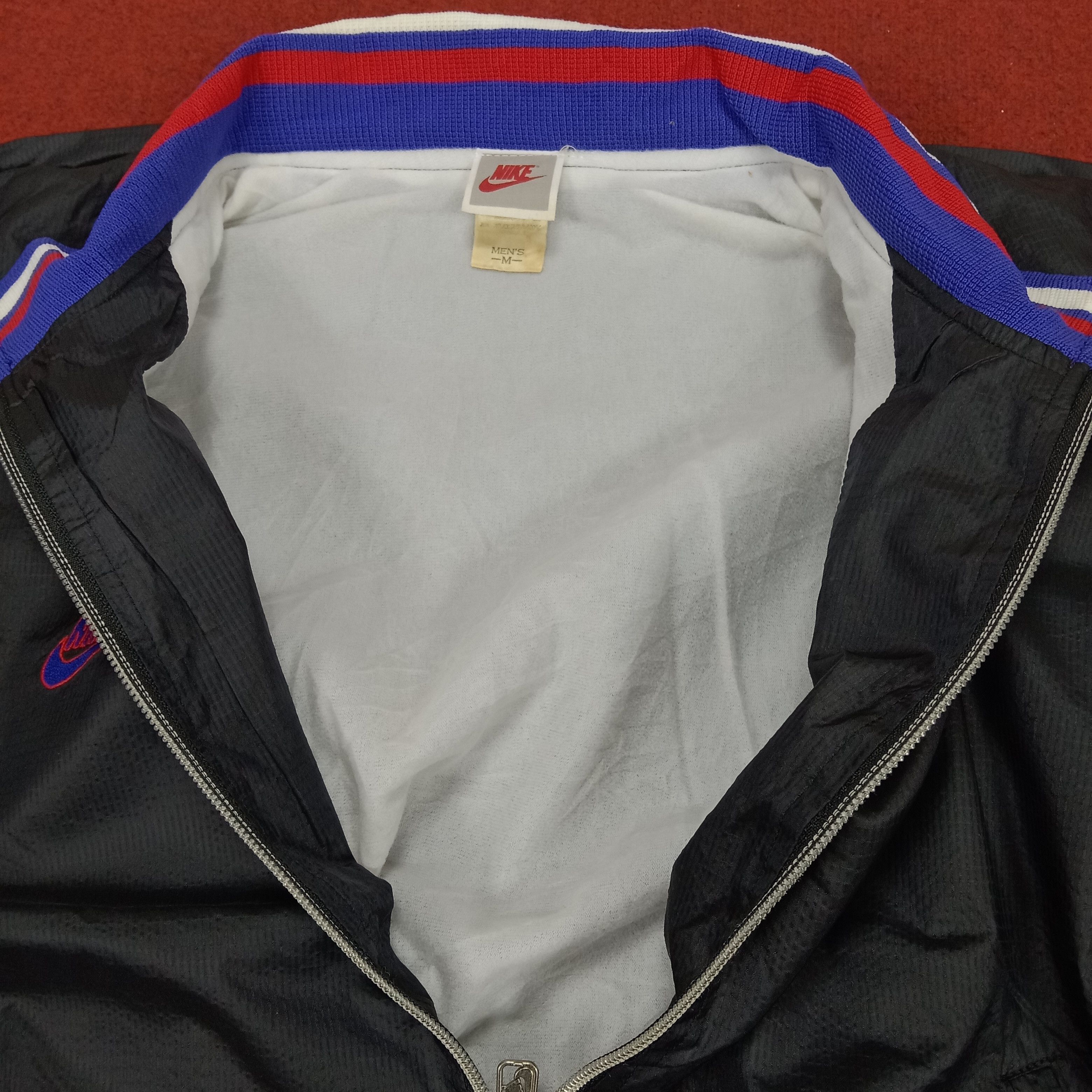 Nike × Vintage Nike Small Logo Design Sportswear Style Windbreaker Jacket Size US L / EU 52-54 / 3 - 9 Thumbnail