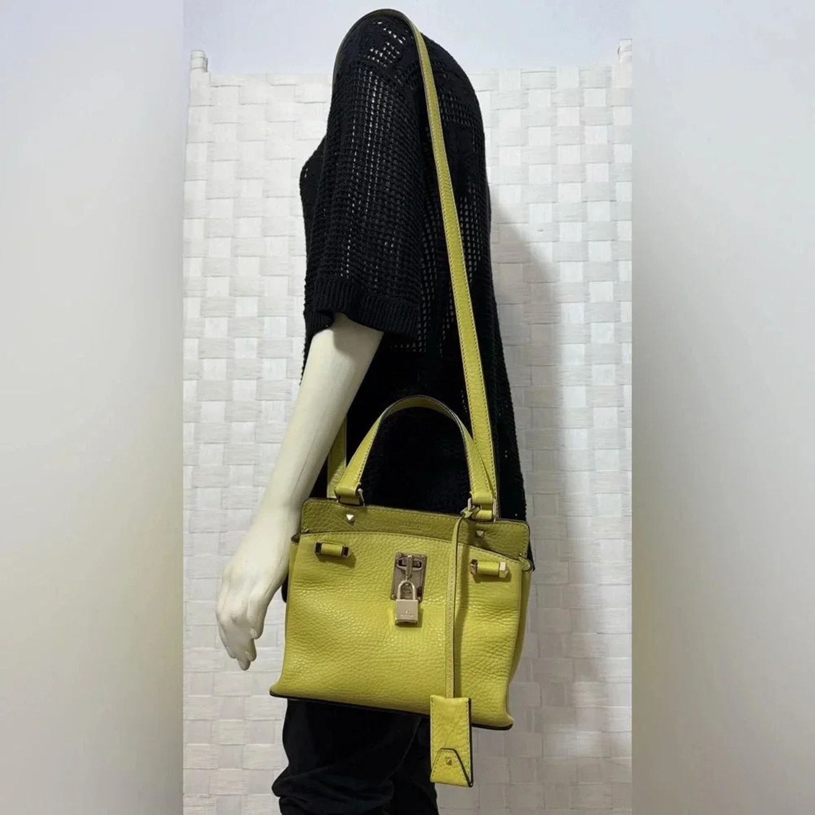 Valentino EUC Valentino Garavani Pebbled Leather 2-way bag in Green Size ONE SIZE - 2 Thumbnail