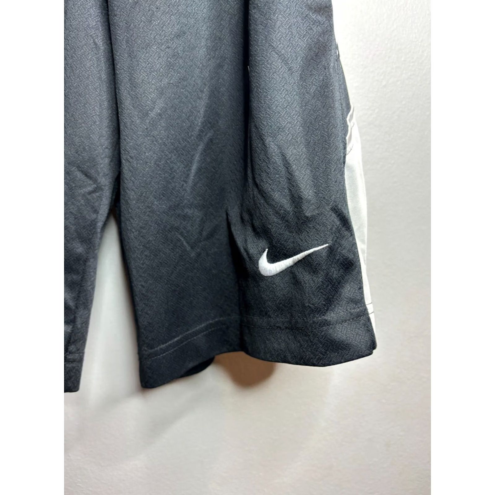 Nike VINTAGE Nike Black Basketball Shimmer Dazzle Shorts M Men Satin Polyester Drawstring 11in Inseam Athletic 4283 Size US 31 - 2 Thumbnail