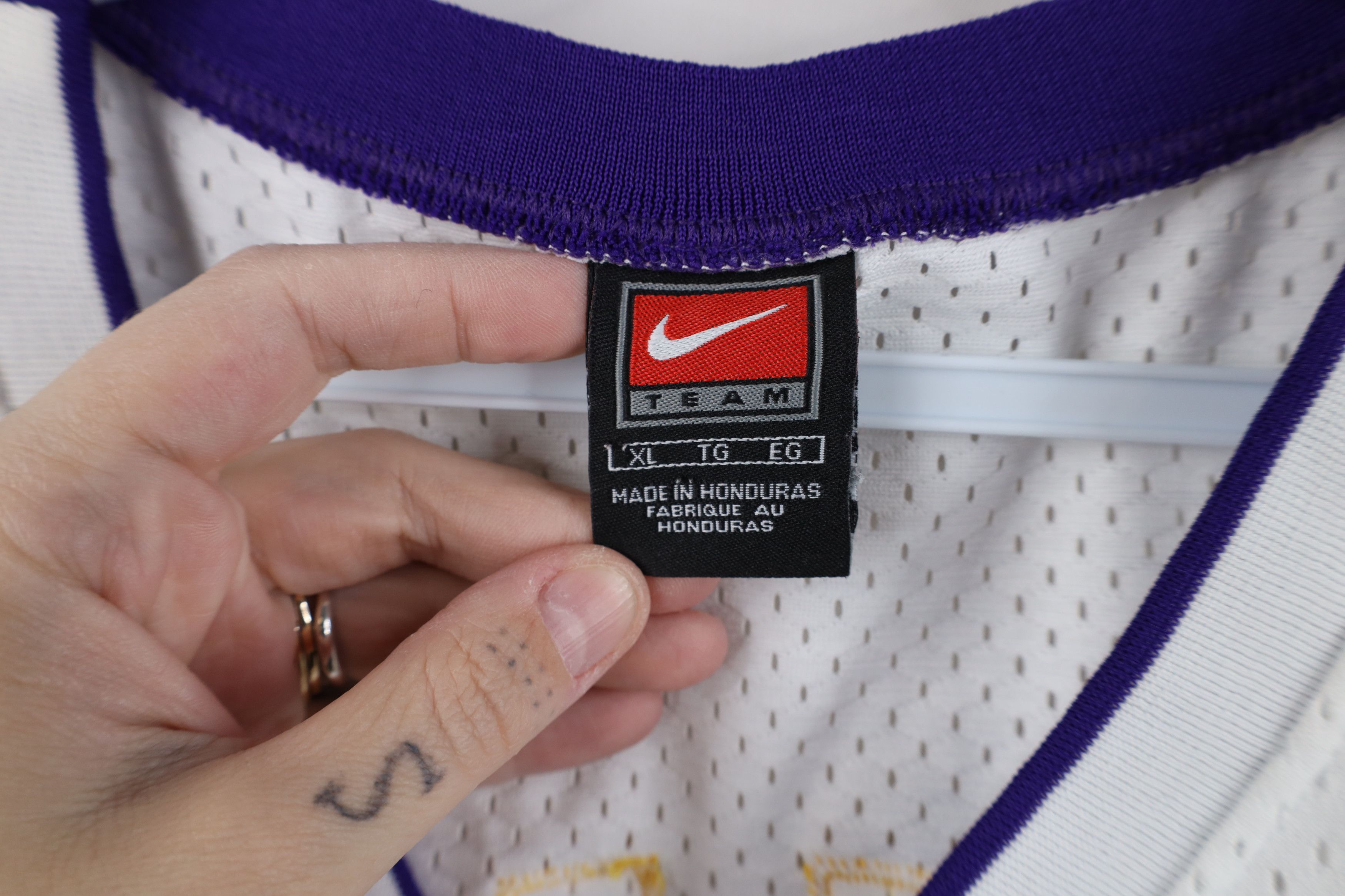 Nike Vintage Nike Los Angeles Lakers Basketball Jersey White #8 Size US XL / EU 56 / 4 - 10 Thumbnail