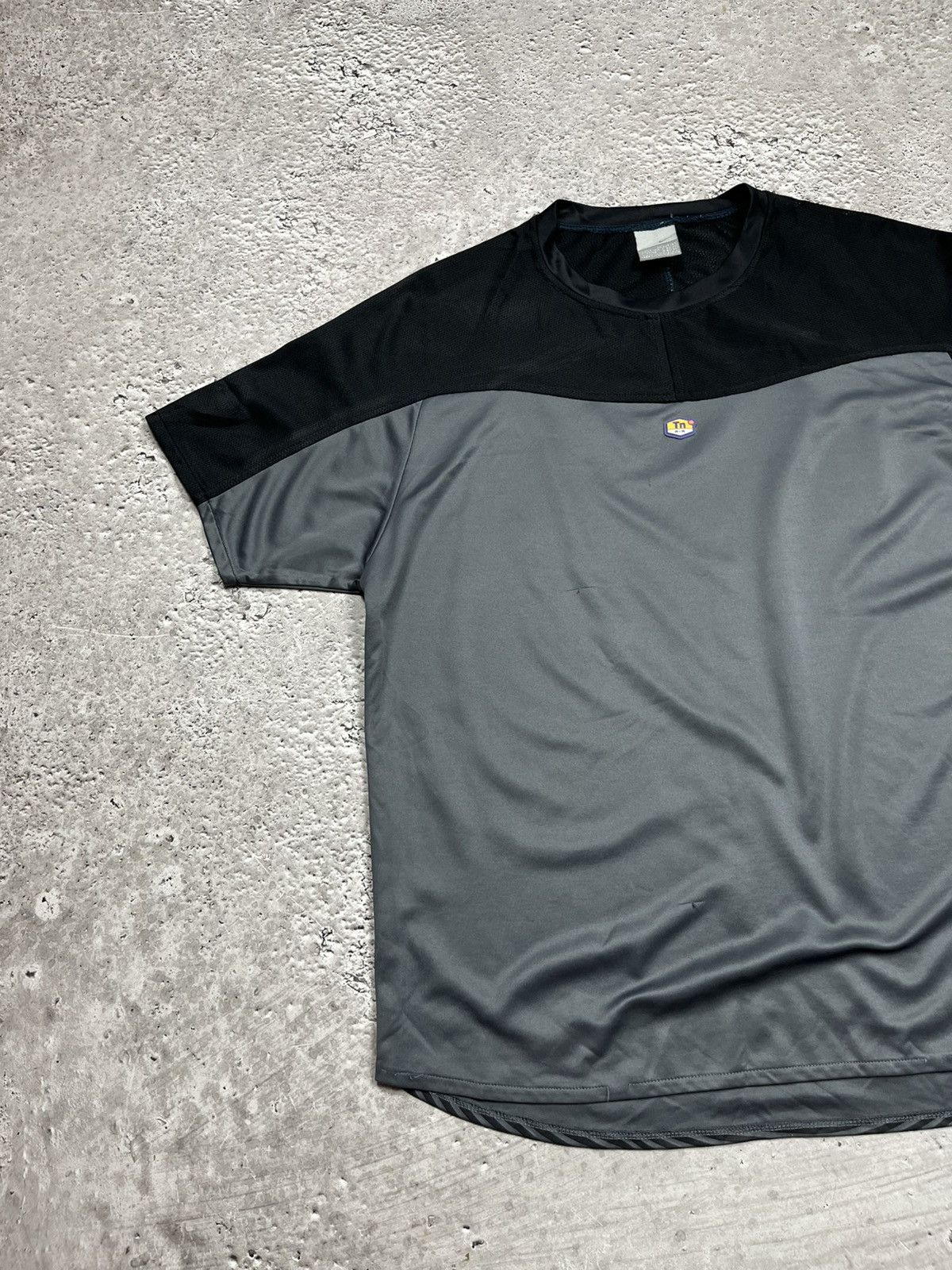Nike Vintage Nike TN Y2K Tech Streetwear Gray Black T Shirt Size US L / EU 52-54 / 3 - 3 Thumbnail