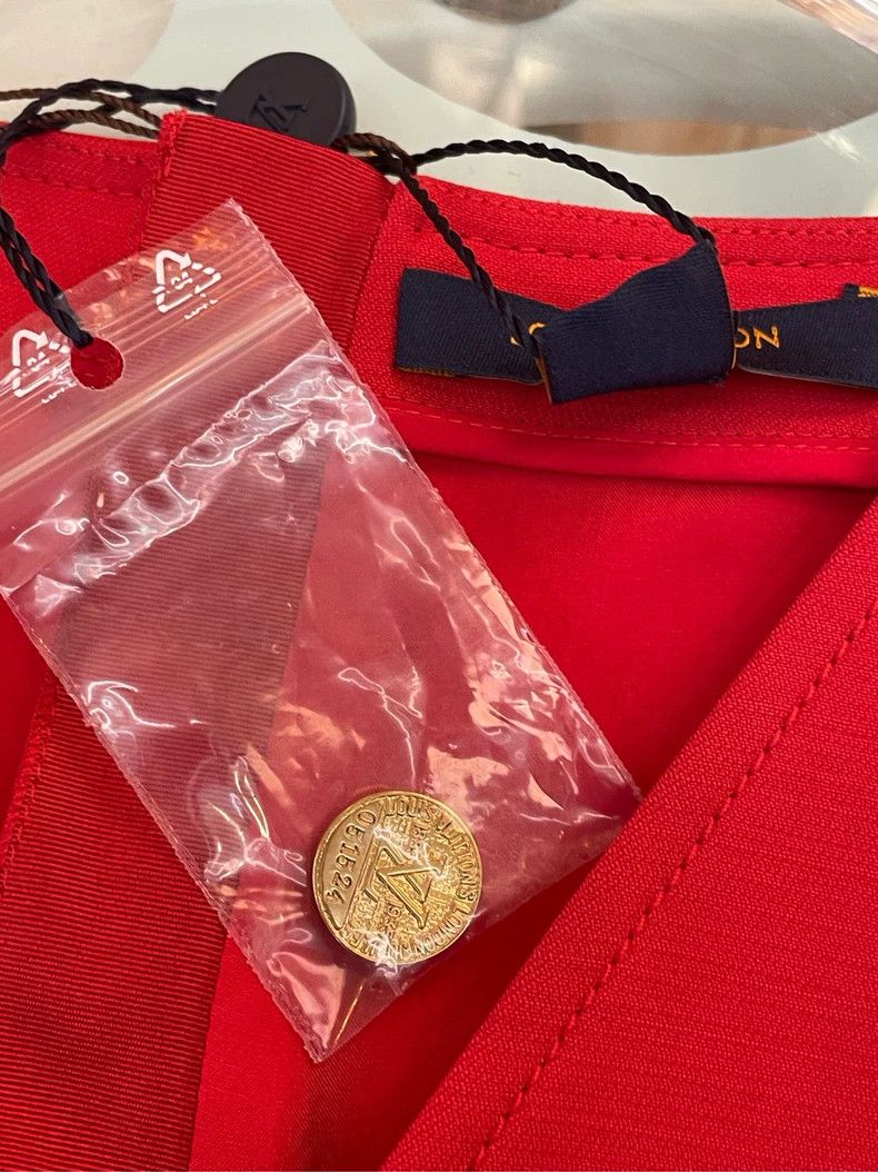 Louis Vuitton Louis Vuitton Red V-neck sleeveless back zip dress Size XS / US 0-2 / IT 36-38 - 4 Thumbnail