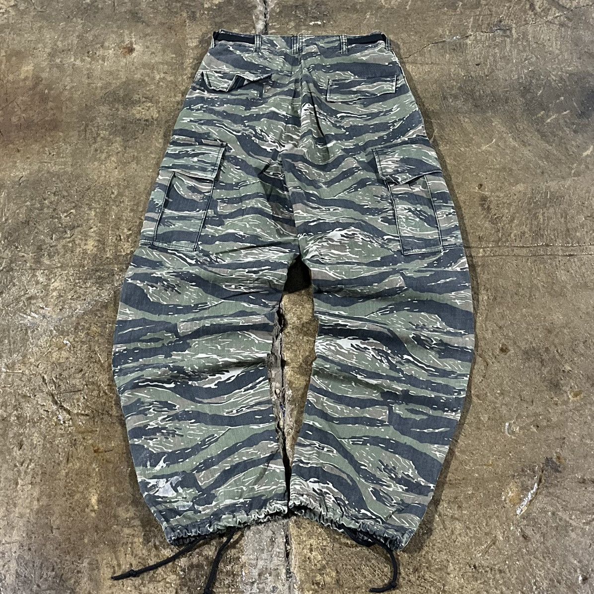 Vintage Crazy Y2K Military Camo Baggy Cargo Pants Essential Skater Size US 29 - 1 Thumbnail