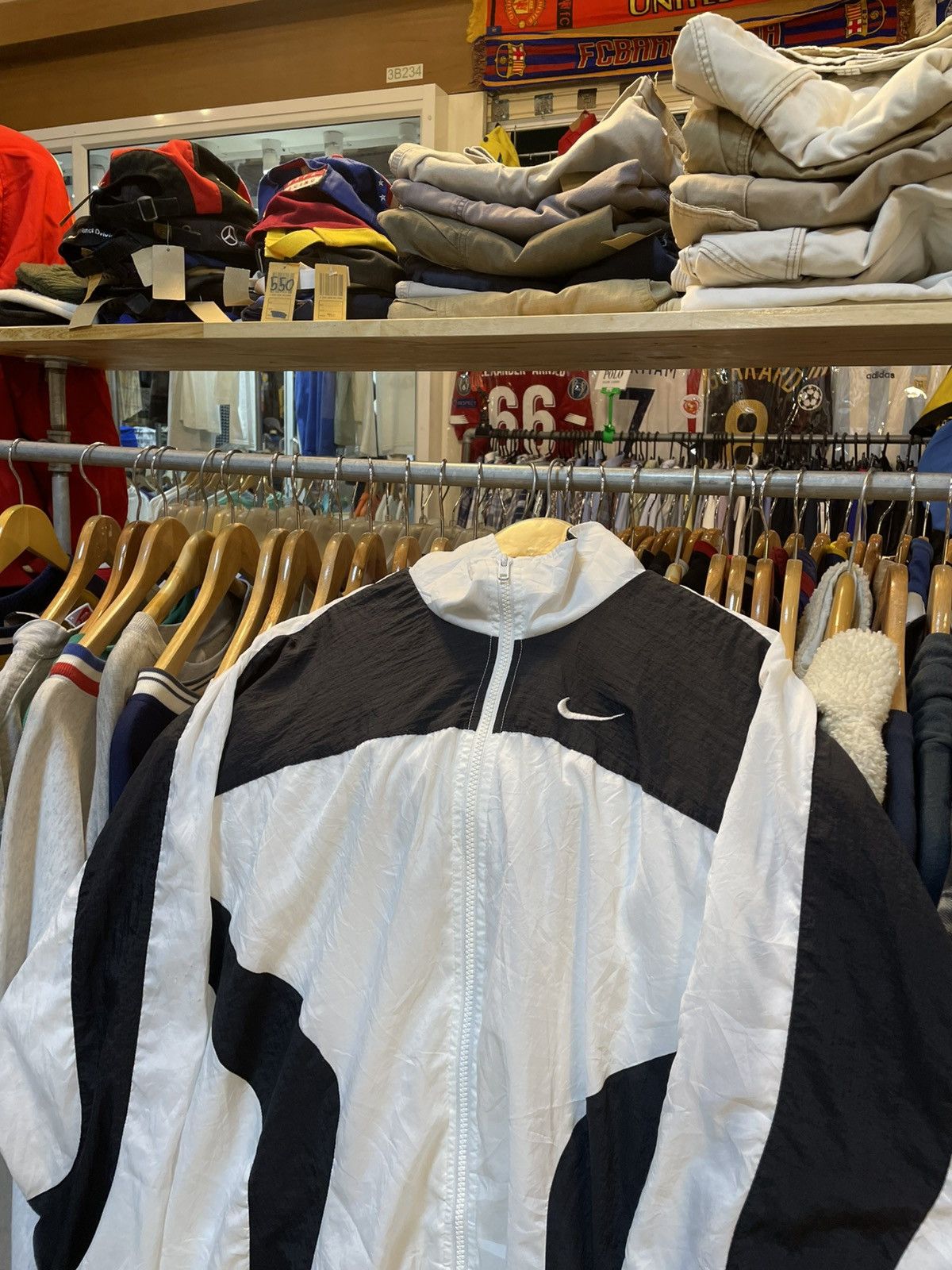 Nike Vintage Nike Windbreaker Jacket Size US S / EU 44-46 / 1 - 2 Thumbnail