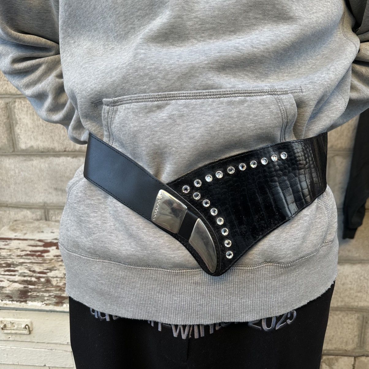 20471120 Vintage Women’s Fang Leather Belt Grunge Hype Trend Size ONE SIZE - 1 Thumbnail