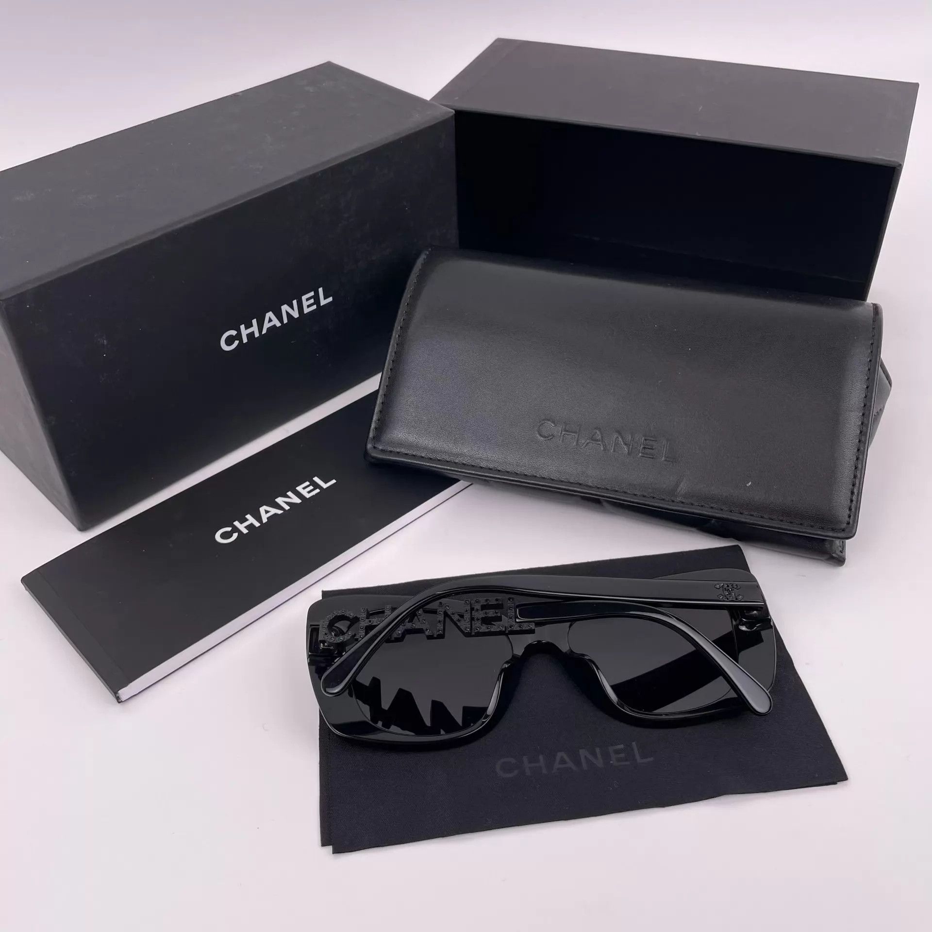 Chanel Chanel Black Resin Sunglasses Size ONE SIZE - 6 Thumbnail