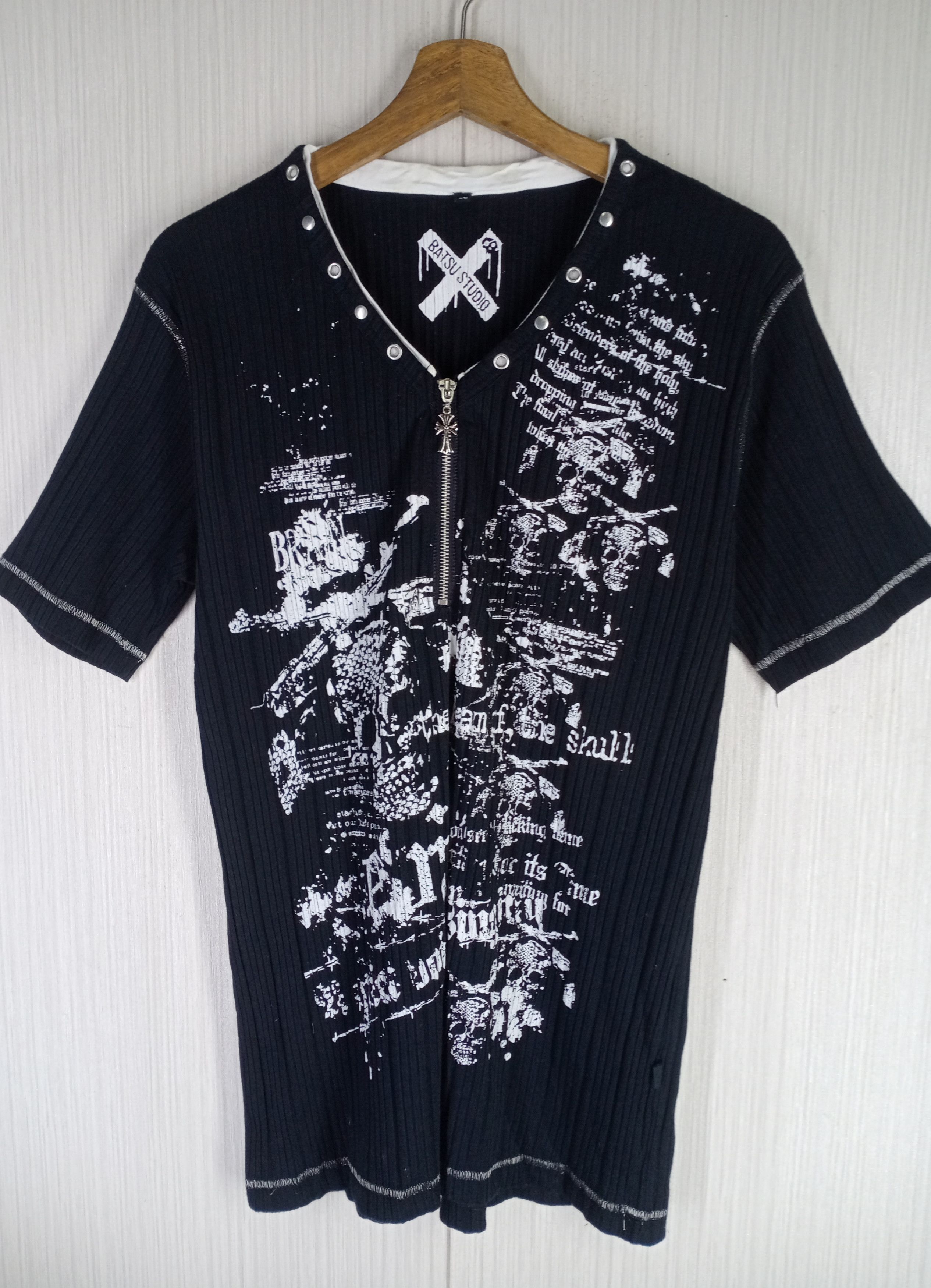 Japanese Brand Rare Batsu Studio Japanese Punk Half Zipper Tshirt Size US M / EU 48-50 / 2 - 1 Thumbnail
