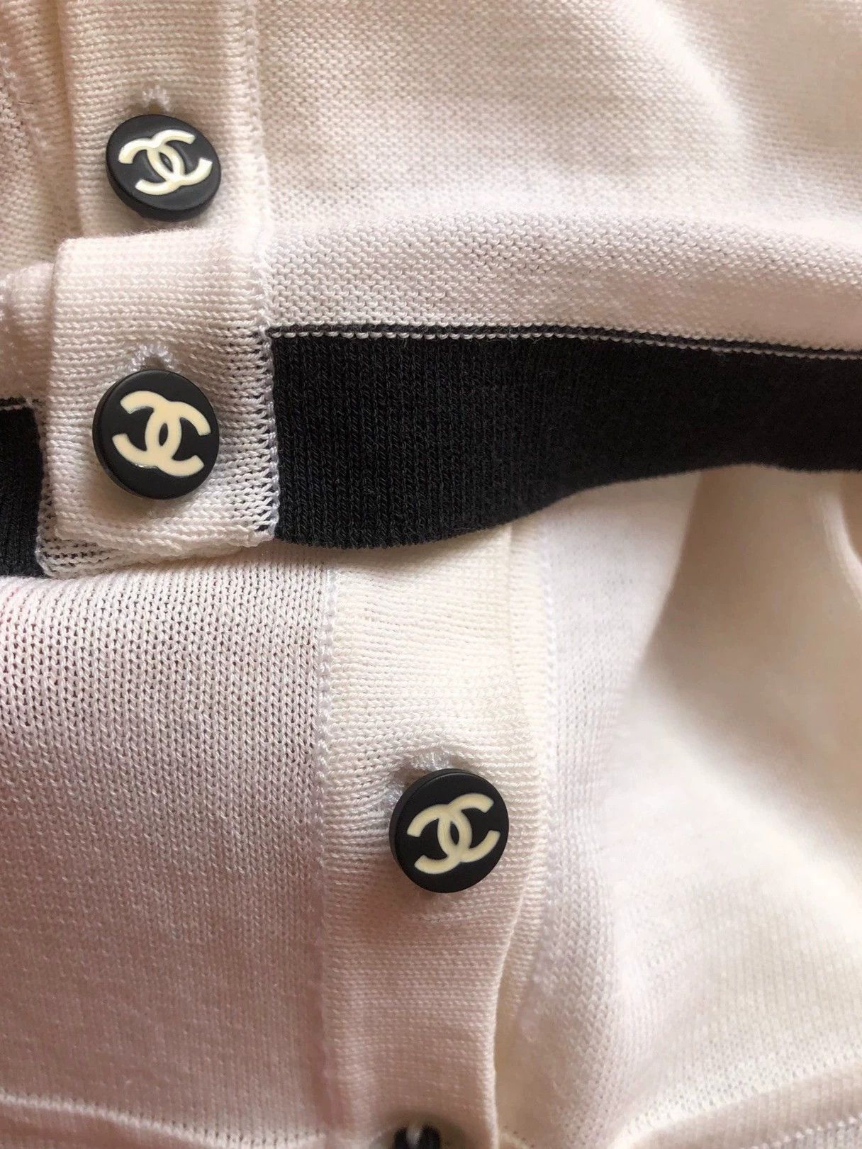 Chanel Chanel Vintage B&W Camellia Sleeveless Turtleneck Knit Top Size S / US 4 / IT 40 - 8 Thumbnail