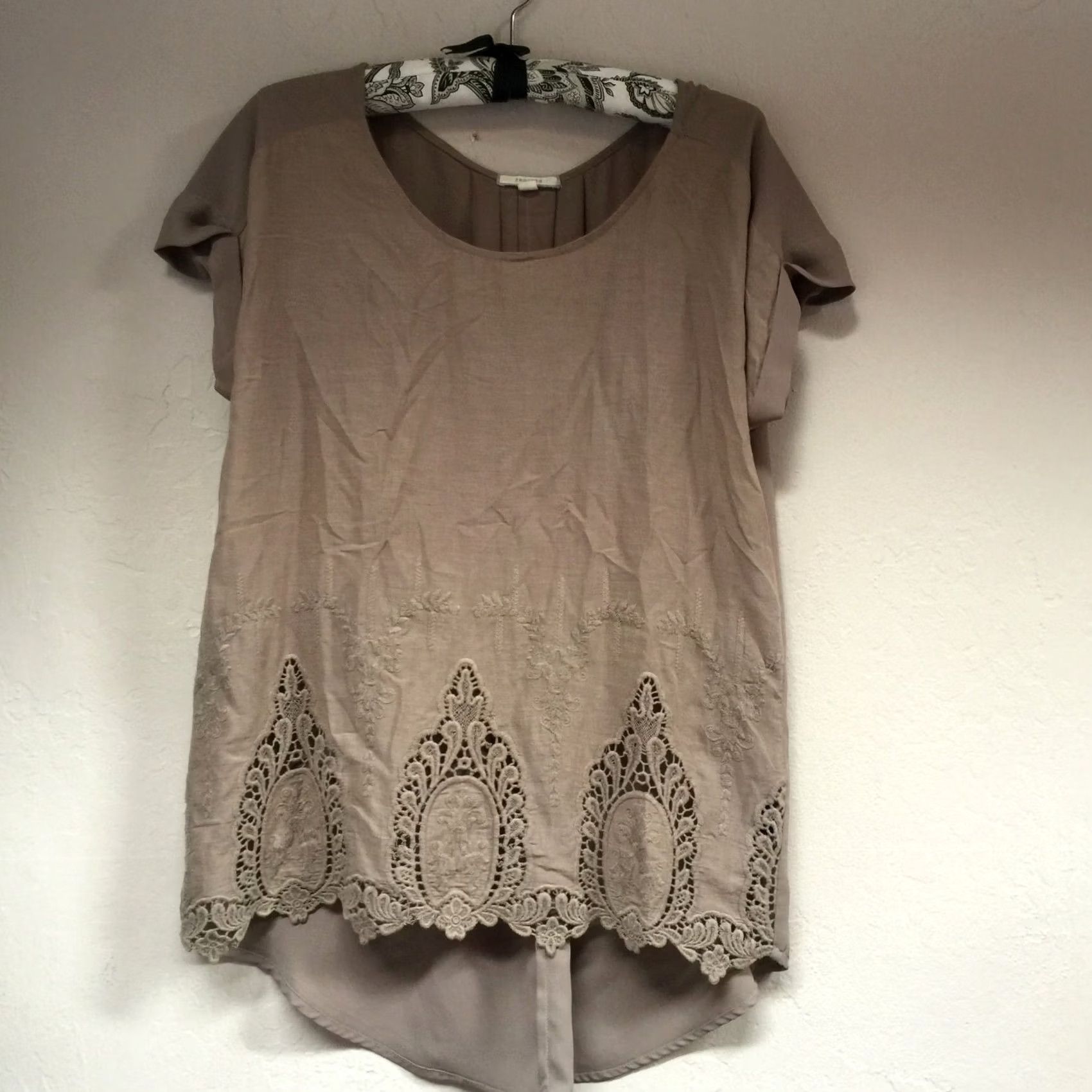 Vintage PLEIONE Blouse Scoop Neck Short Sleeve Lace Detail Hi-Low Taupe Medium Women Size M / US 6-8 / IT 42-44 - 2 Thumbnail
